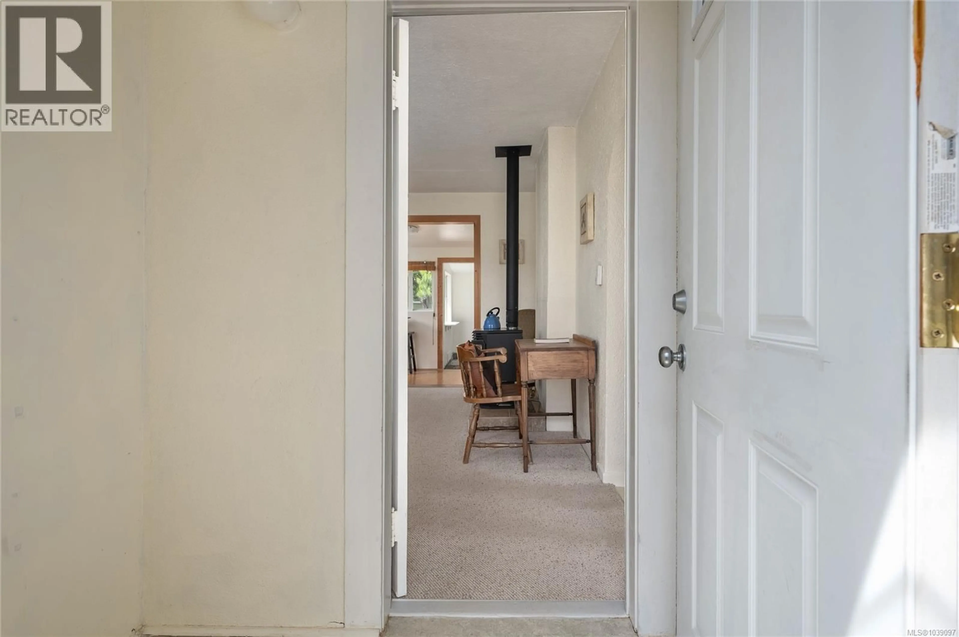 Indoor foyer for 479 HILLCREST AVENUE, Nanaimo British Columbia V9R3M3