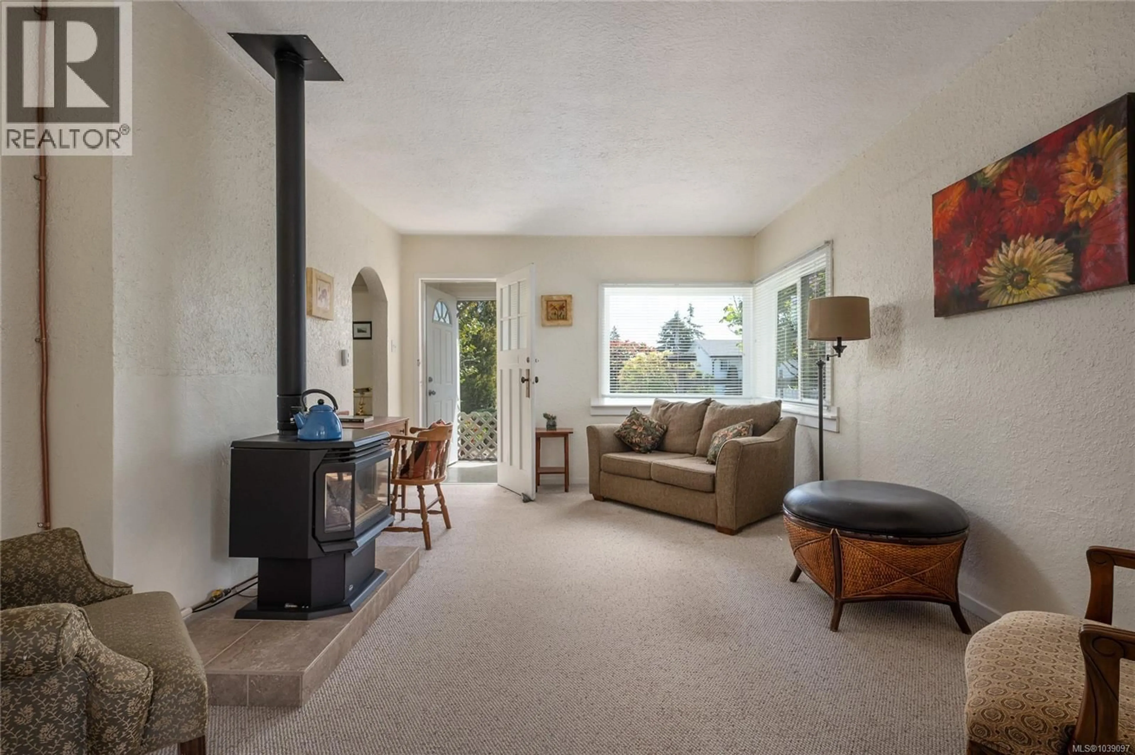 Living room with furniture, unknown for 479 HILLCREST AVENUE, Nanaimo British Columbia V9R3M3