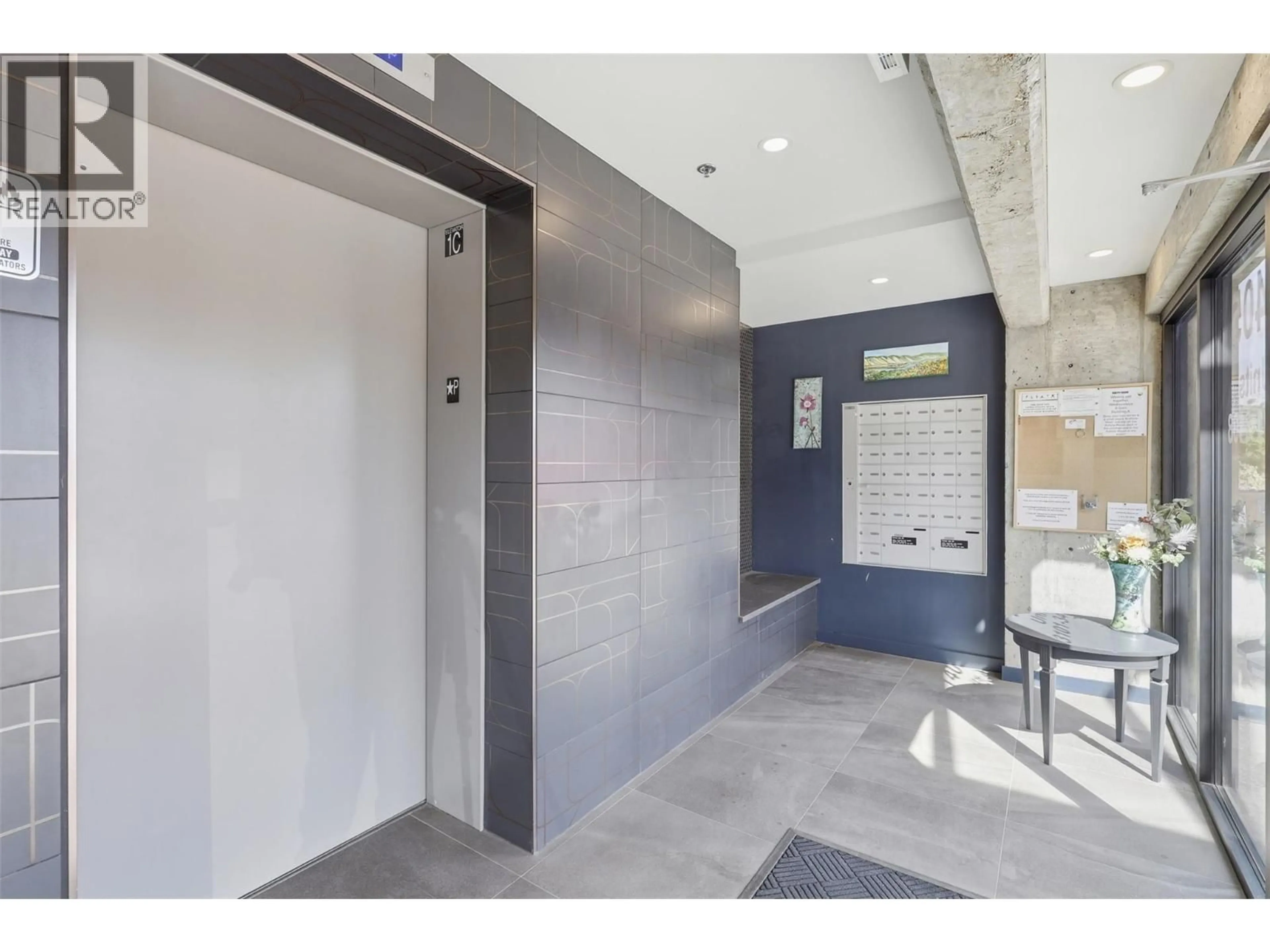 Indoor foyer for 3407 - 1405 SPRINGHILL DRIVE, Kamloops British Columbia V2C0B4