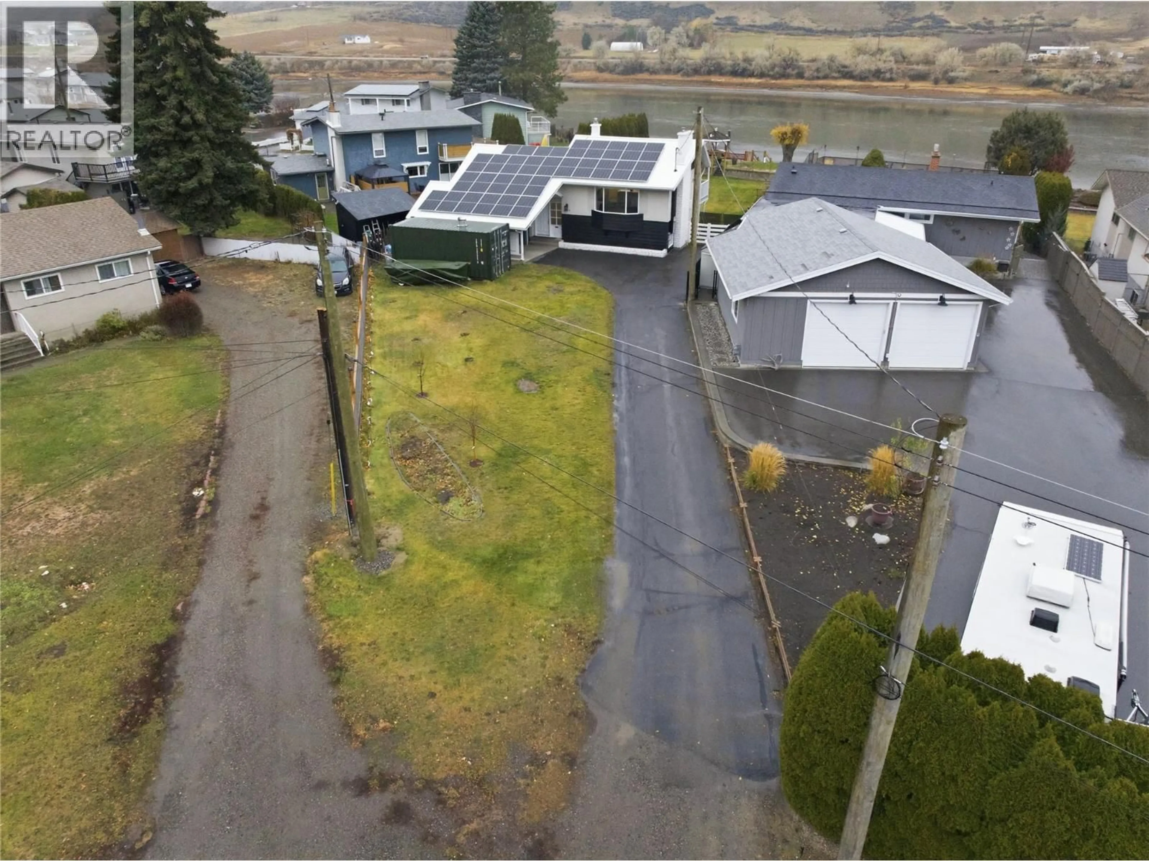 A pic from outside/outdoor area/front of a property/back of a property/a pic from drone, street for 2578 THOMPSON DRIVE, Kamloops British Columbia V2C4L4