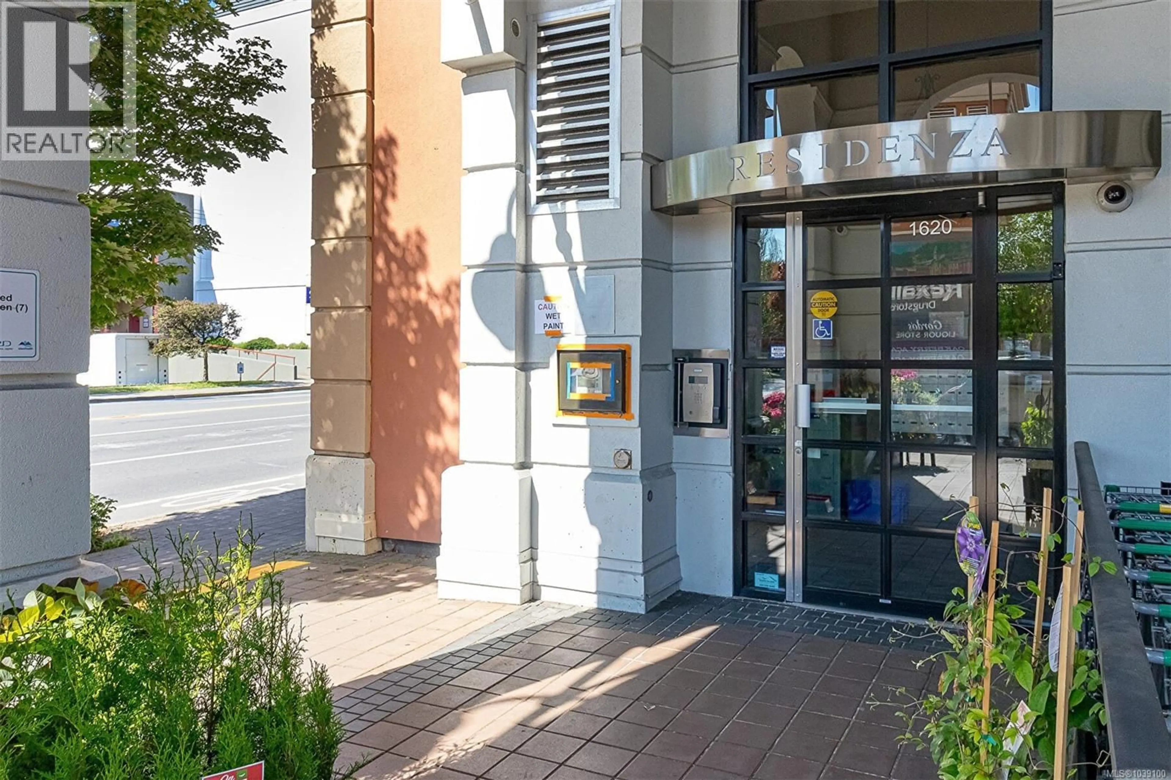 Indoor foyer for 202 - 1620 MCKENZIE AVENUE, Saanich British Columbia V8N0A1