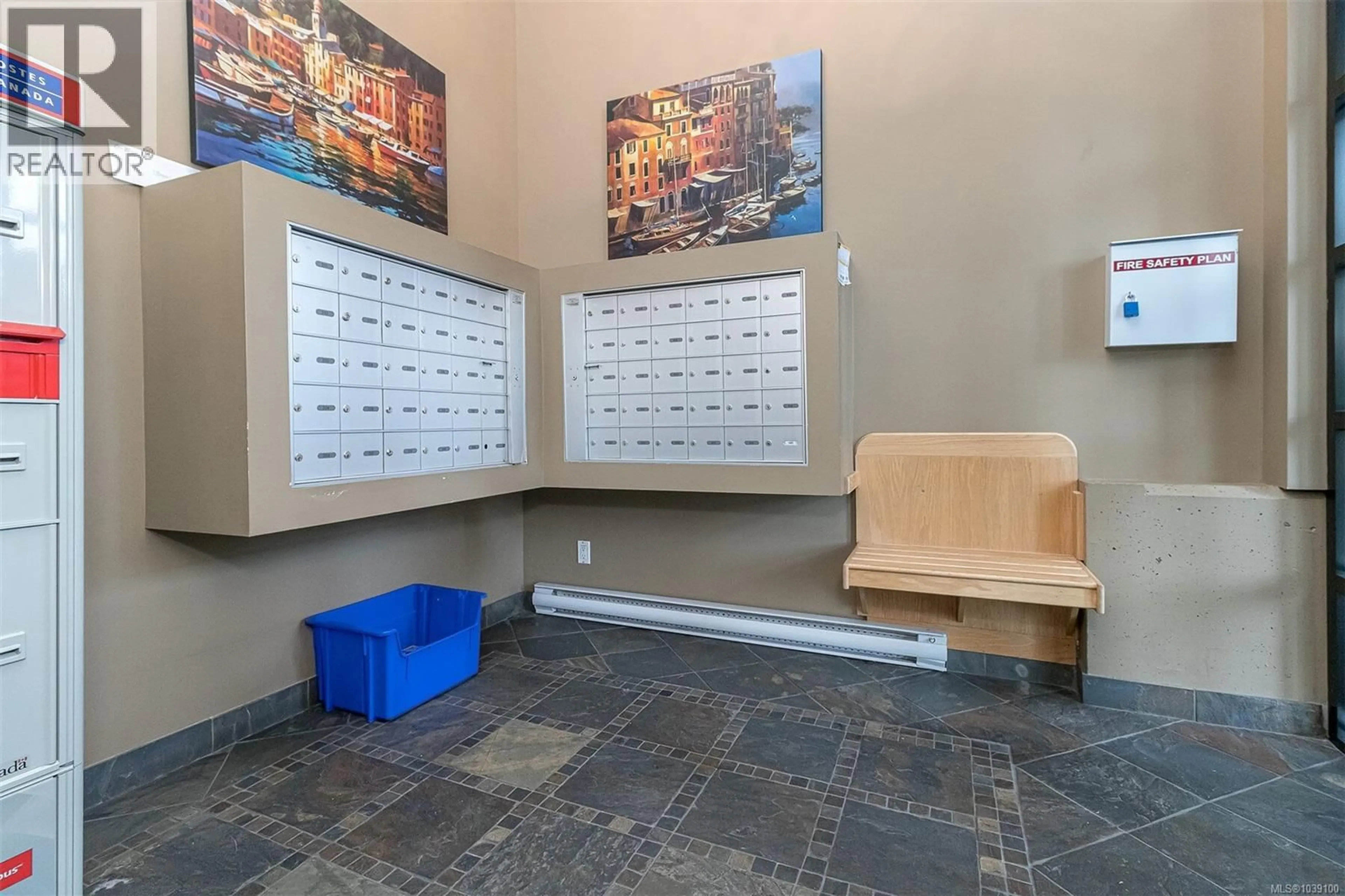 Indoor foyer for 202 - 1620 MCKENZIE AVENUE, Saanich British Columbia V8N0A1