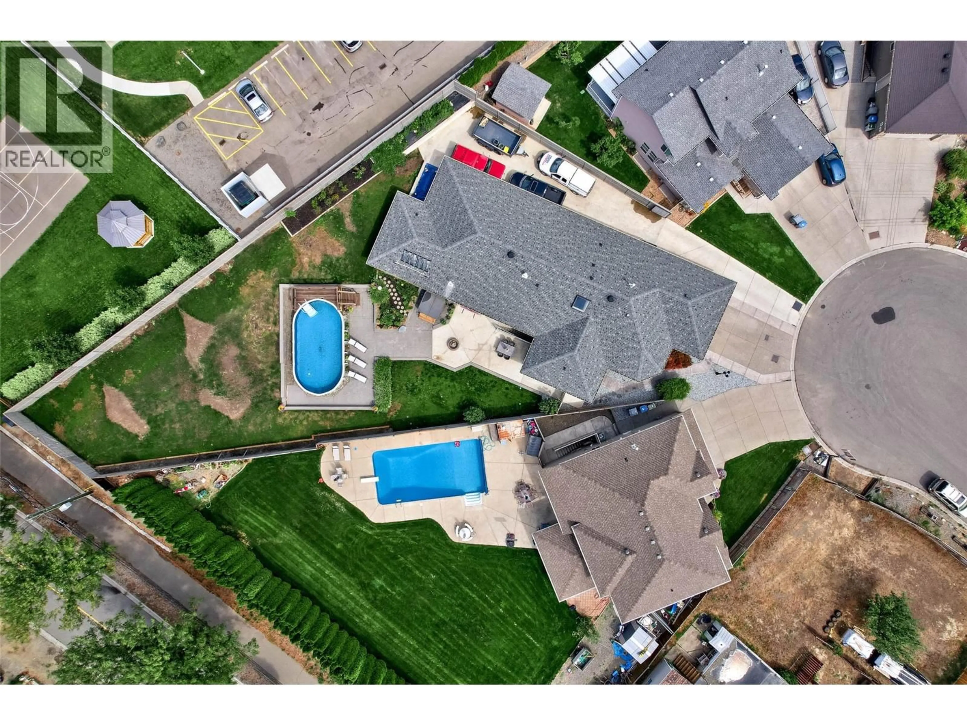 A pic from outside/outdoor area/front of a property/back of a property/a pic from drone, street for 996 ARLINGTON COURT, Kamloops British Columbia V2B8T4