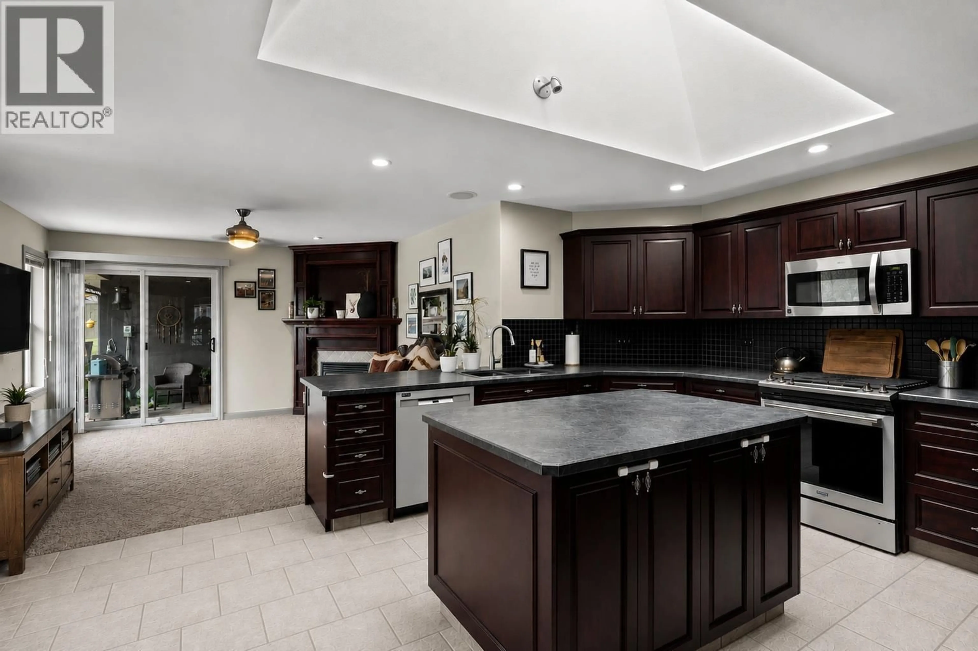 Open concept kitchen, ceramic/tile floor for 996 ARLINGTON COURT, Kamloops British Columbia V2B8T4