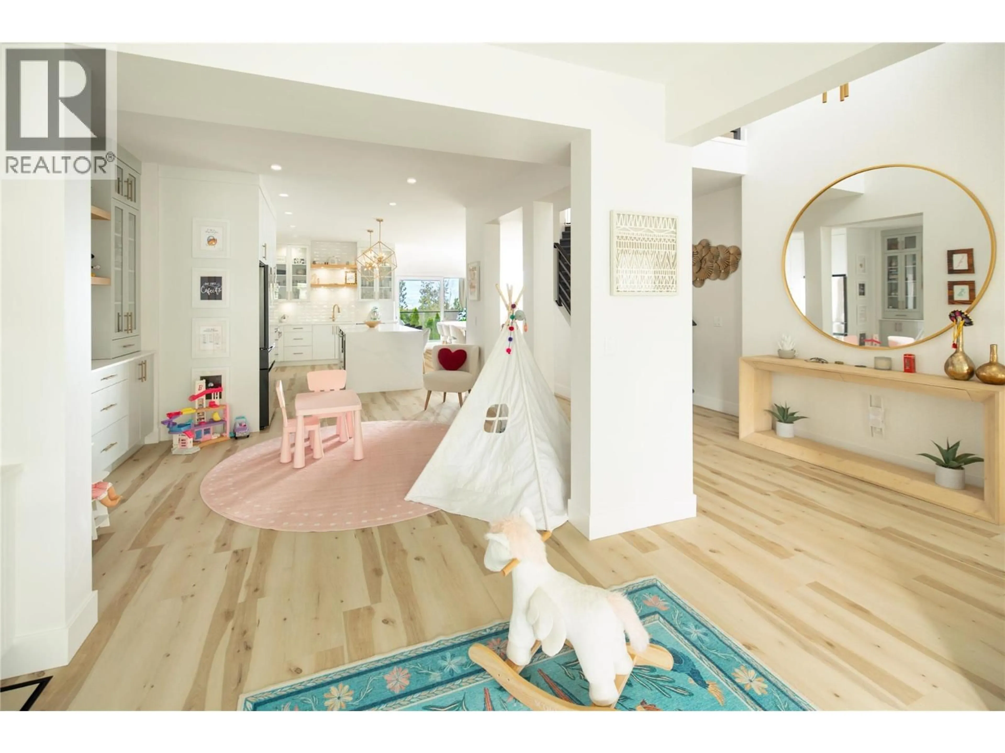 Indoor entryway for 5326 PTARMIGAN STREET, Kelowna British Columbia V1W5A4