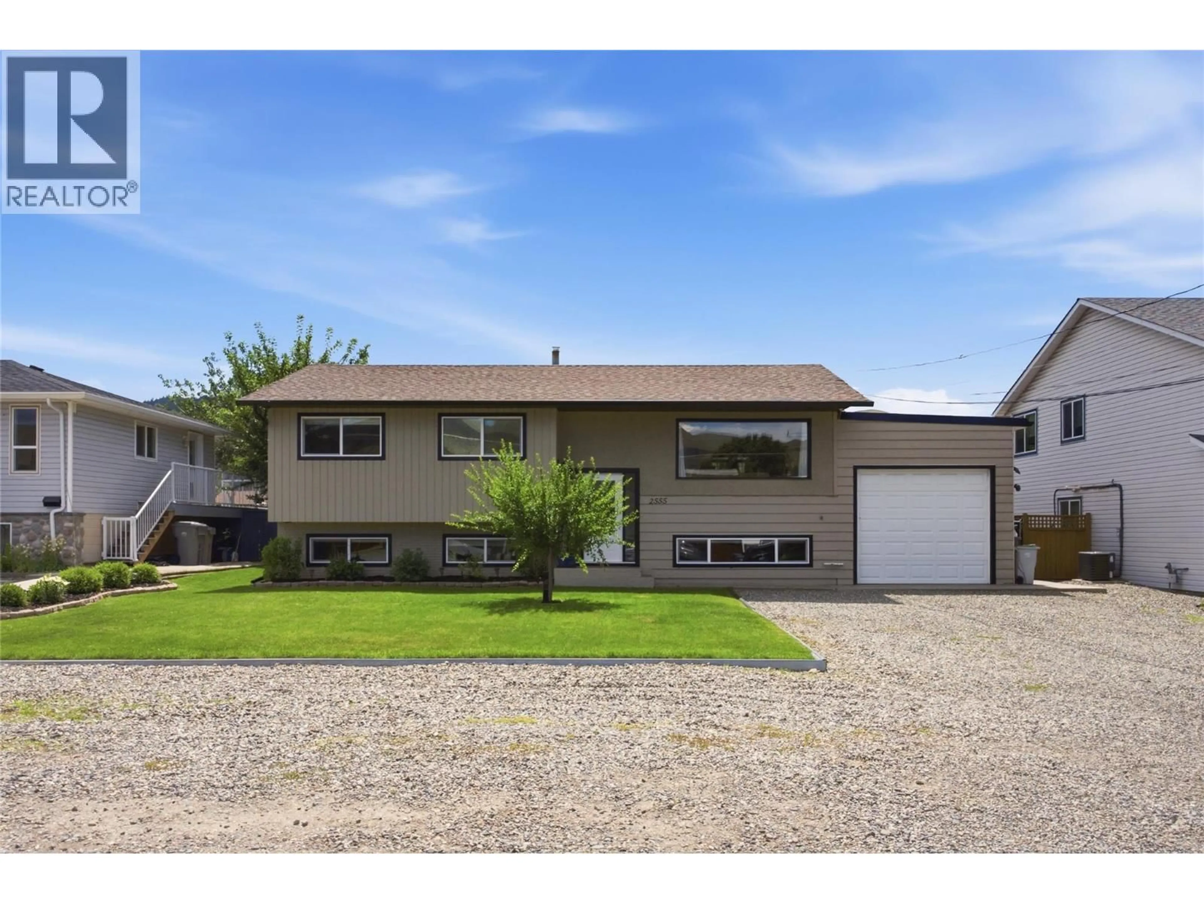 Home with vinyl exterior material, street for 2555 GLENVIEW AVENUE, Kamloops British Columbia V2B4L5
