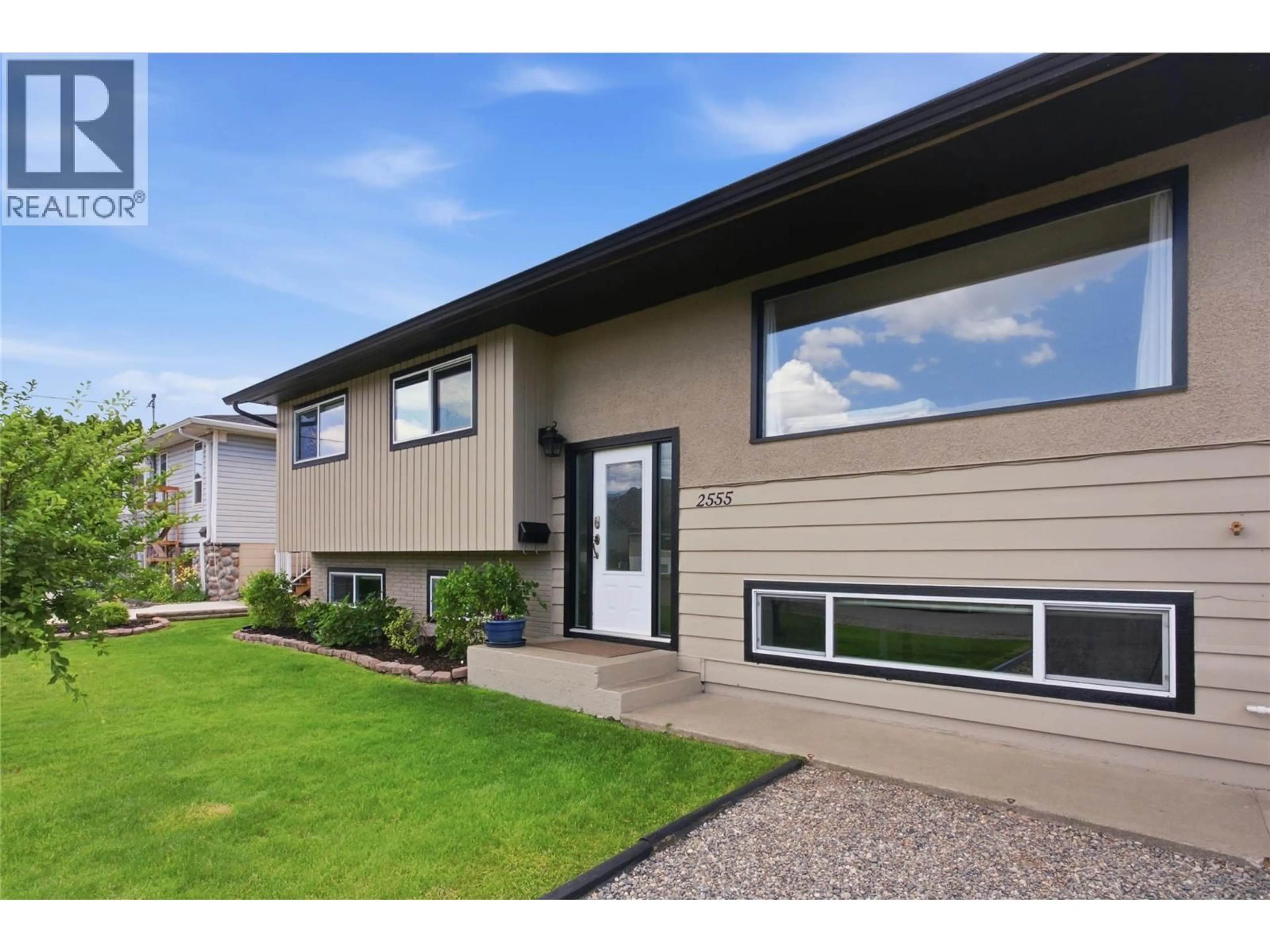 Home with vinyl exterior material, street for 2555 GLENVIEW AVENUE, Kamloops British Columbia V2B4L5