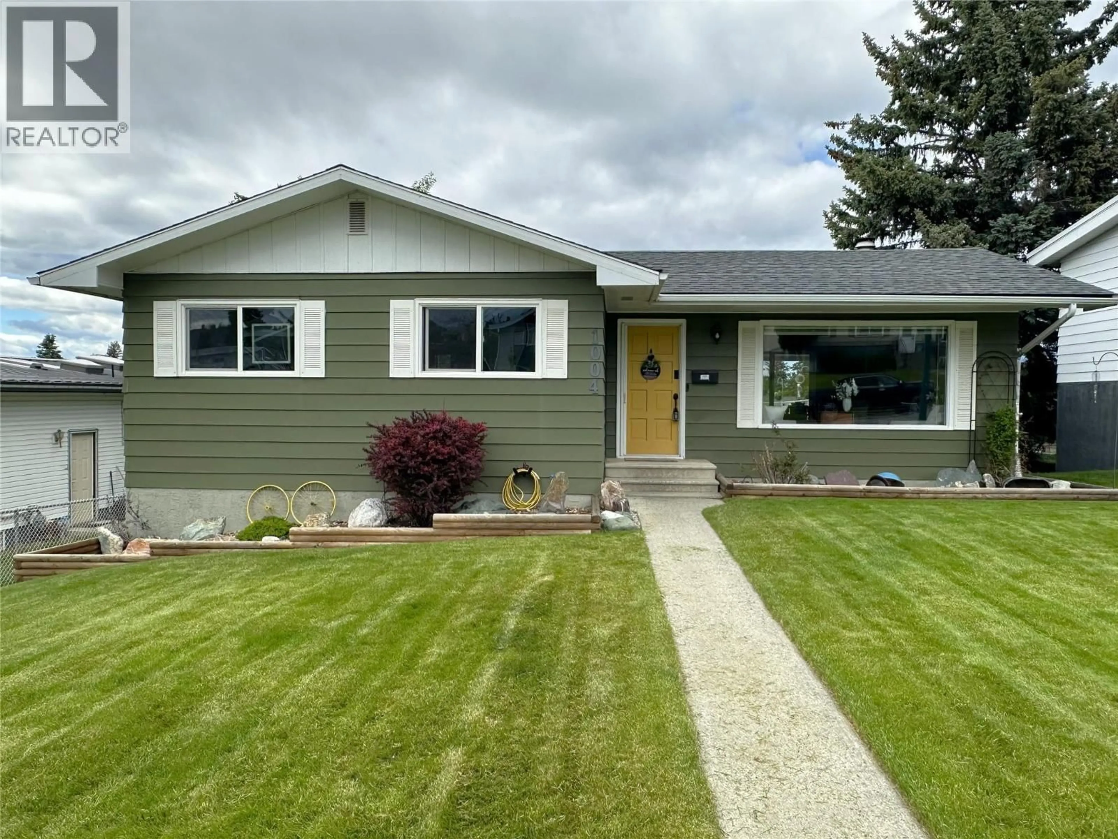 Home with vinyl exterior material, street for 1004 13TH  S STREET, Cranbrook British Columbia V1C1X6
