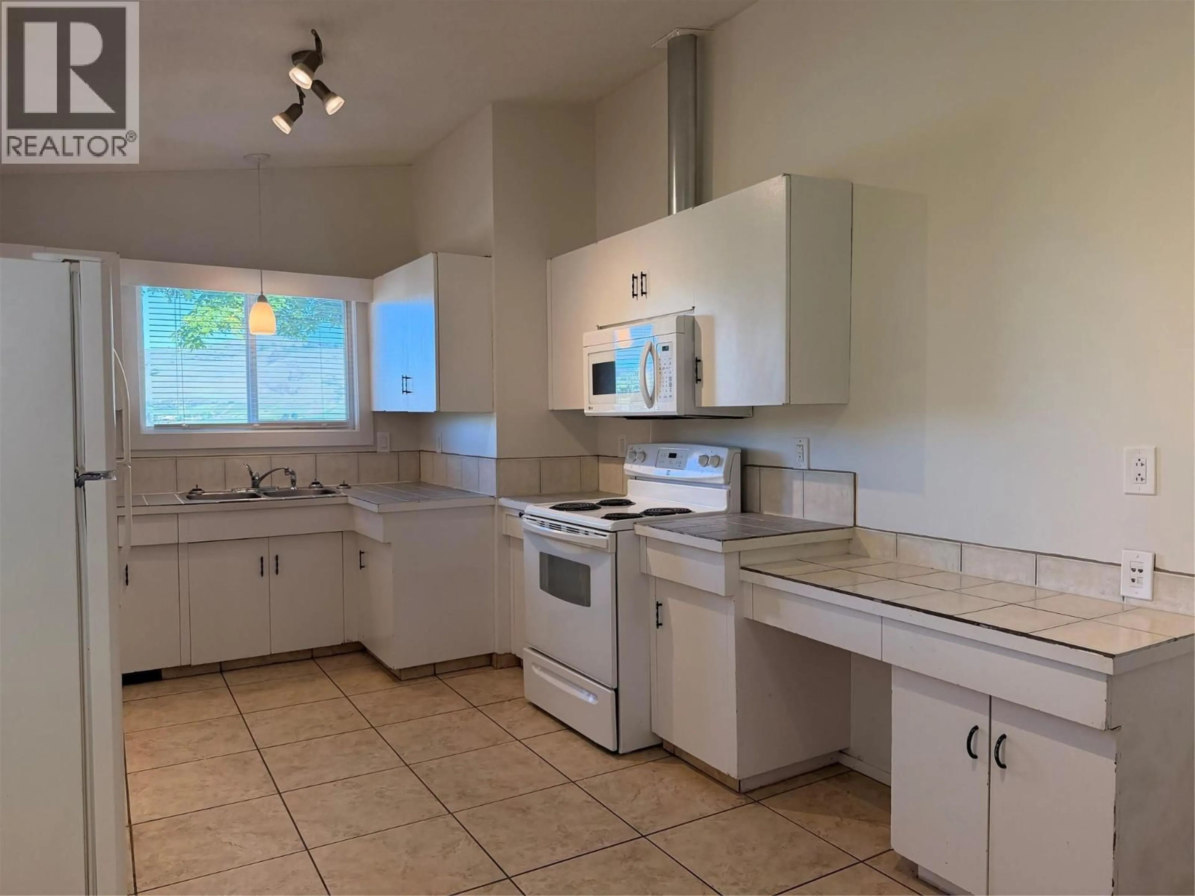Standard kitchen, ceramic/tile floor for 1601 37TH STREET, Vernon British Columbia V1T6G2