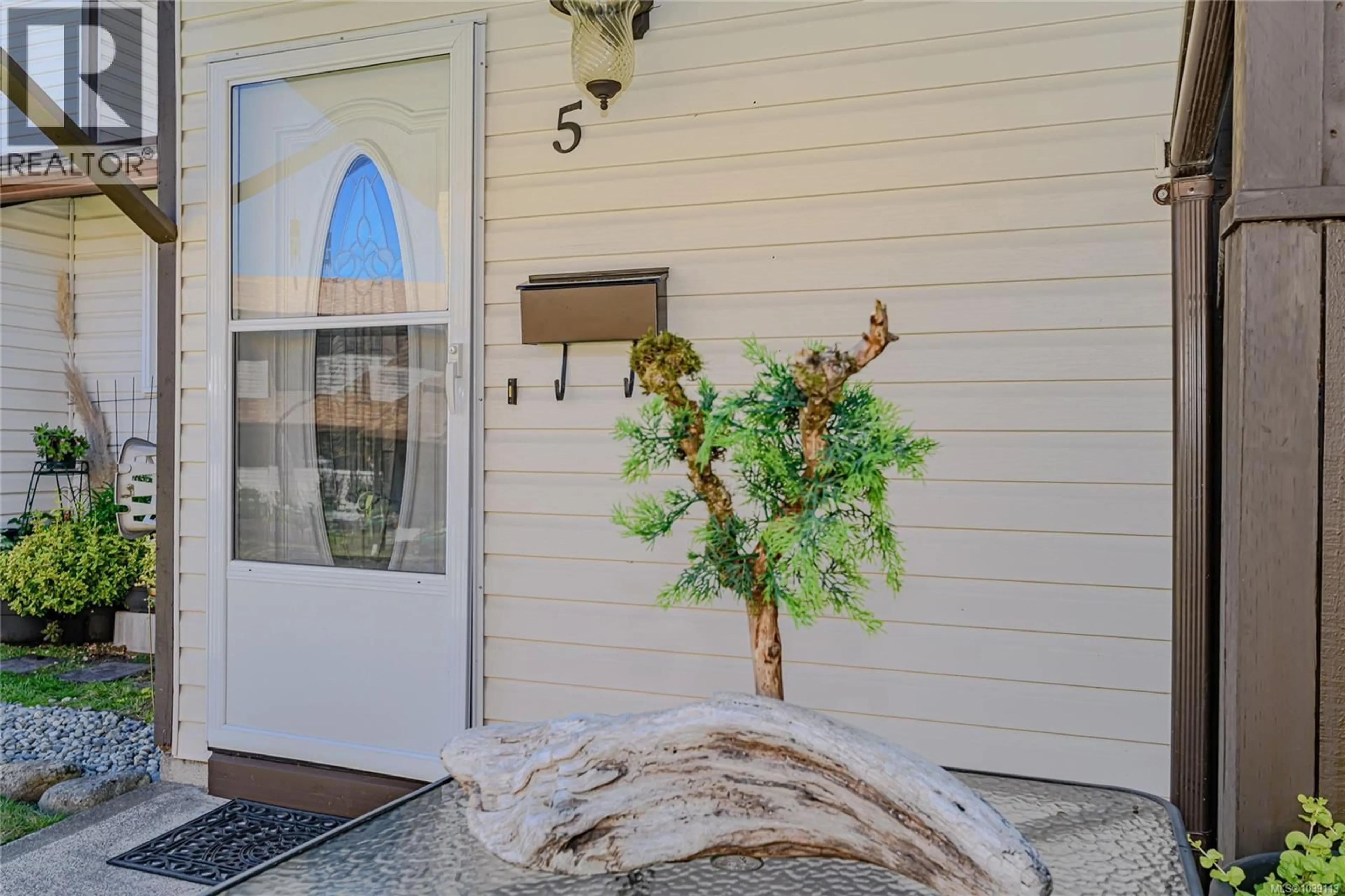 Indoor entryway for 5 - 1506 ADMIRALS ROAD, View Royal British Columbia V9A7B1
