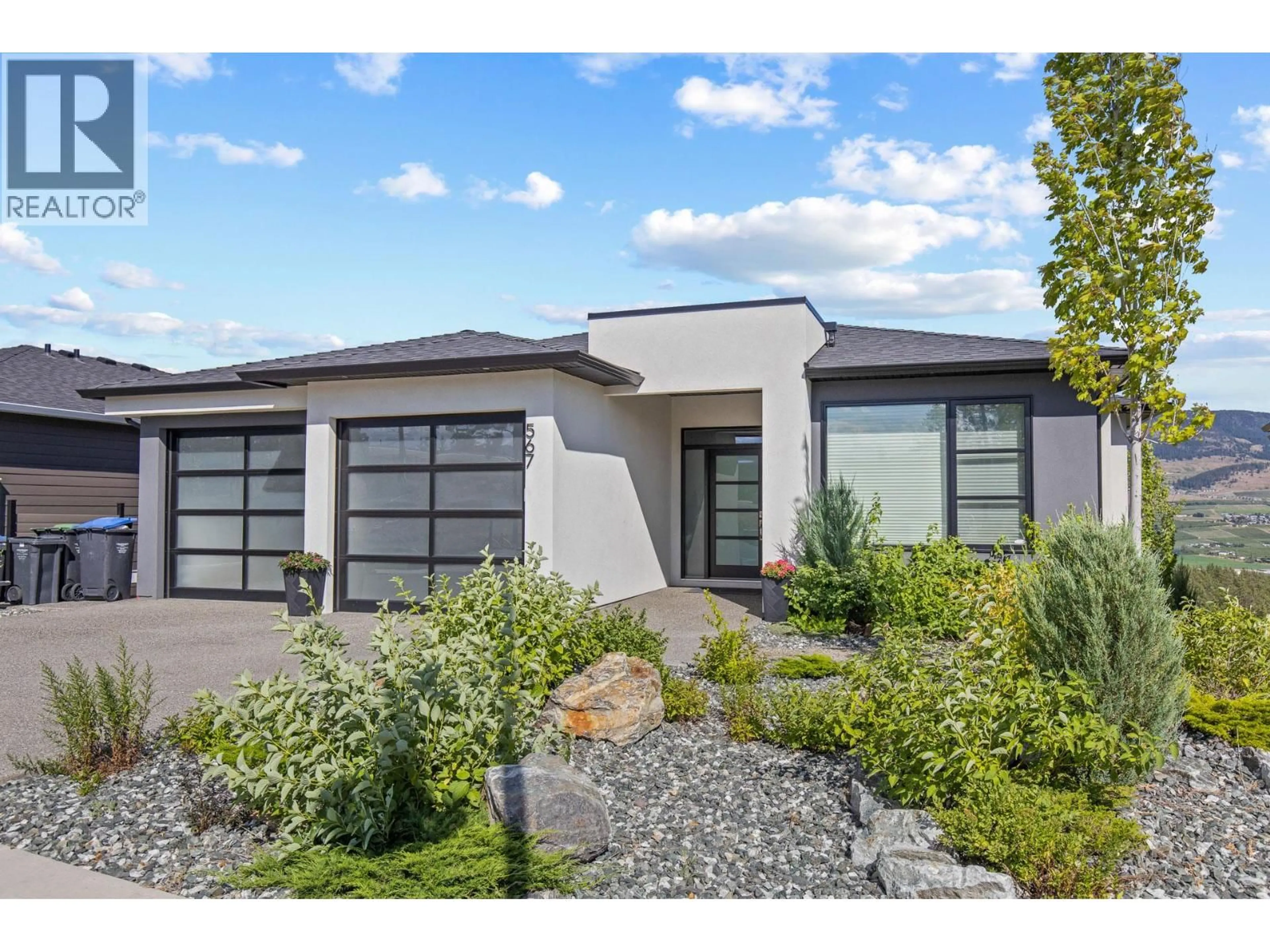 Home with vinyl exterior material, street for 567 ACADIA STREET, Kelowna British Columbia V1V0A8