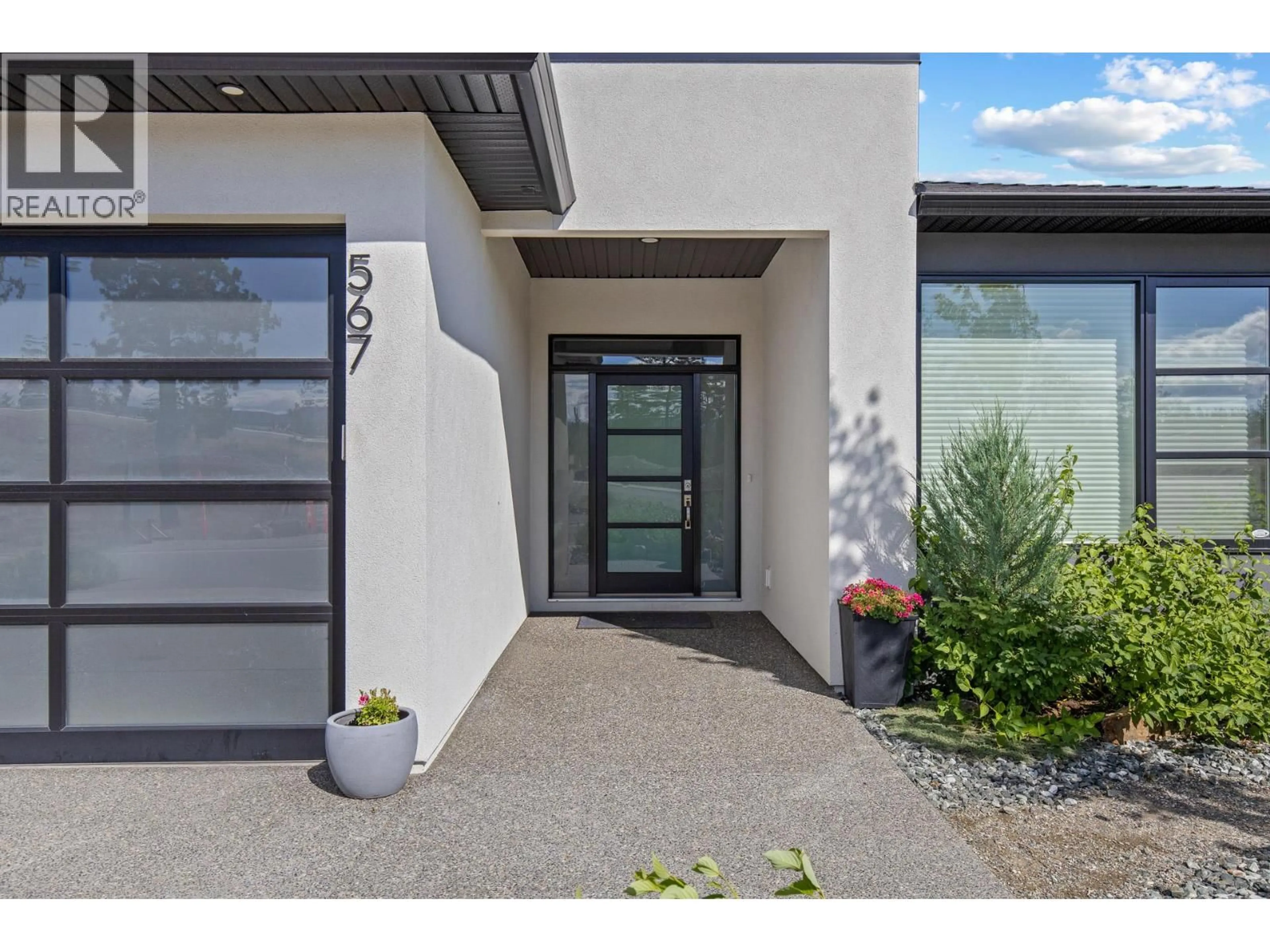 Indoor entryway for 567 ACADIA STREET, Kelowna British Columbia V1V0A8