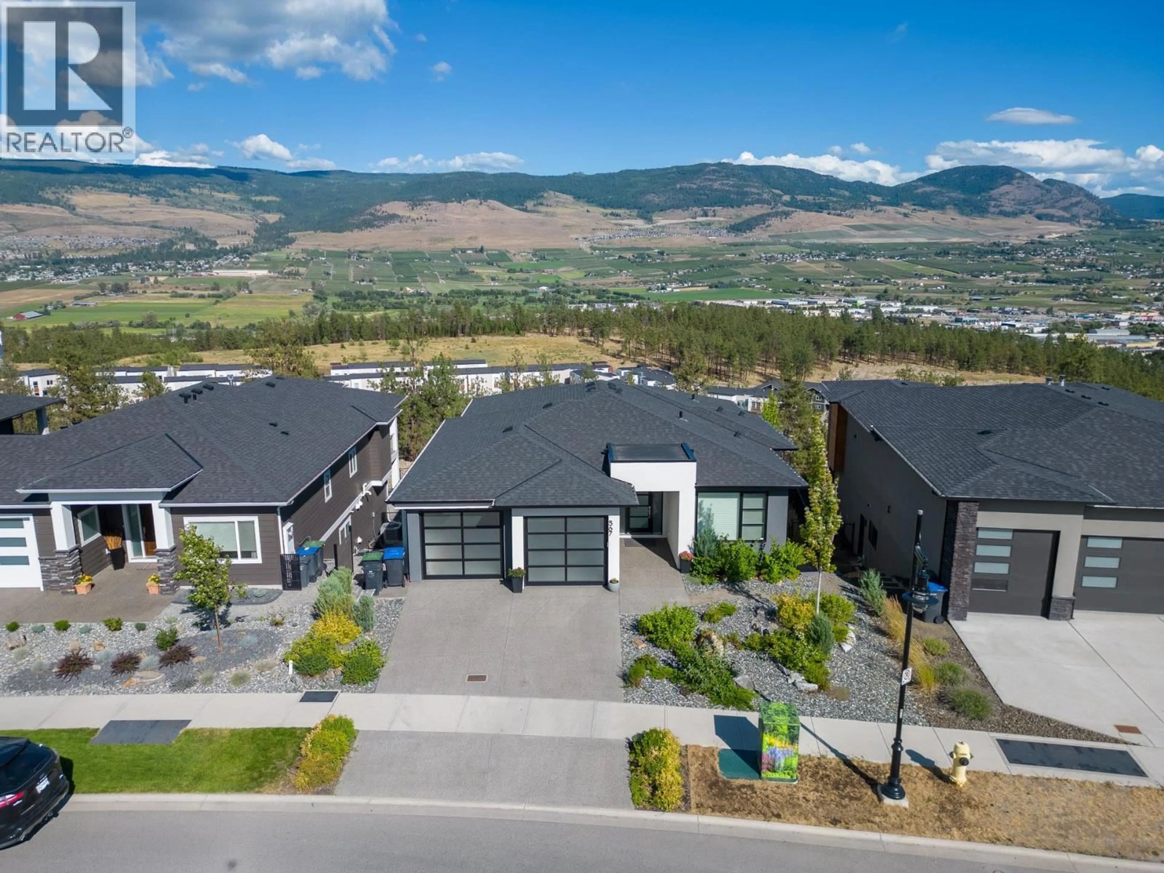A pic from outside/outdoor area/front of a property/back of a property/a pic from drone, mountain view for 567 ACADIA STREET, Kelowna British Columbia V1V0A8