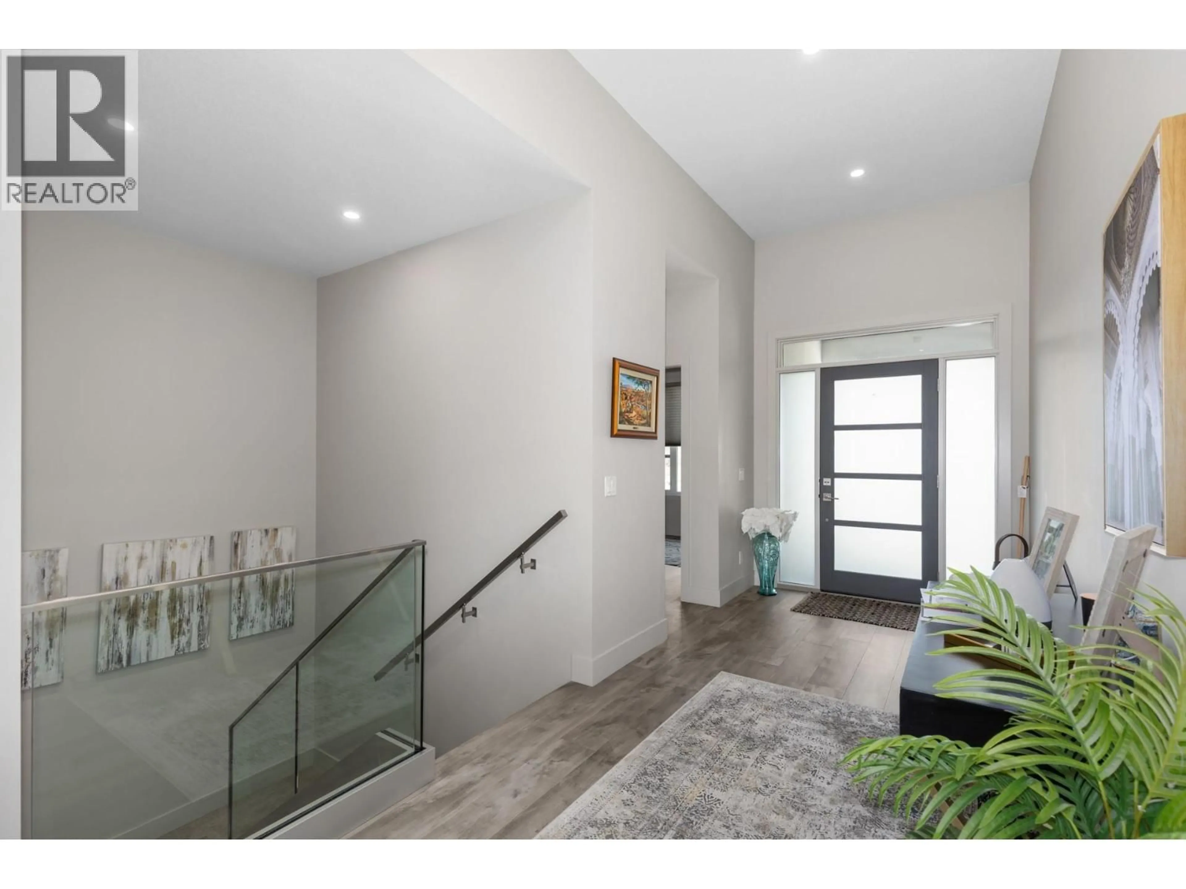 Indoor entryway for 567 ACADIA STREET, Kelowna British Columbia V1V0A8