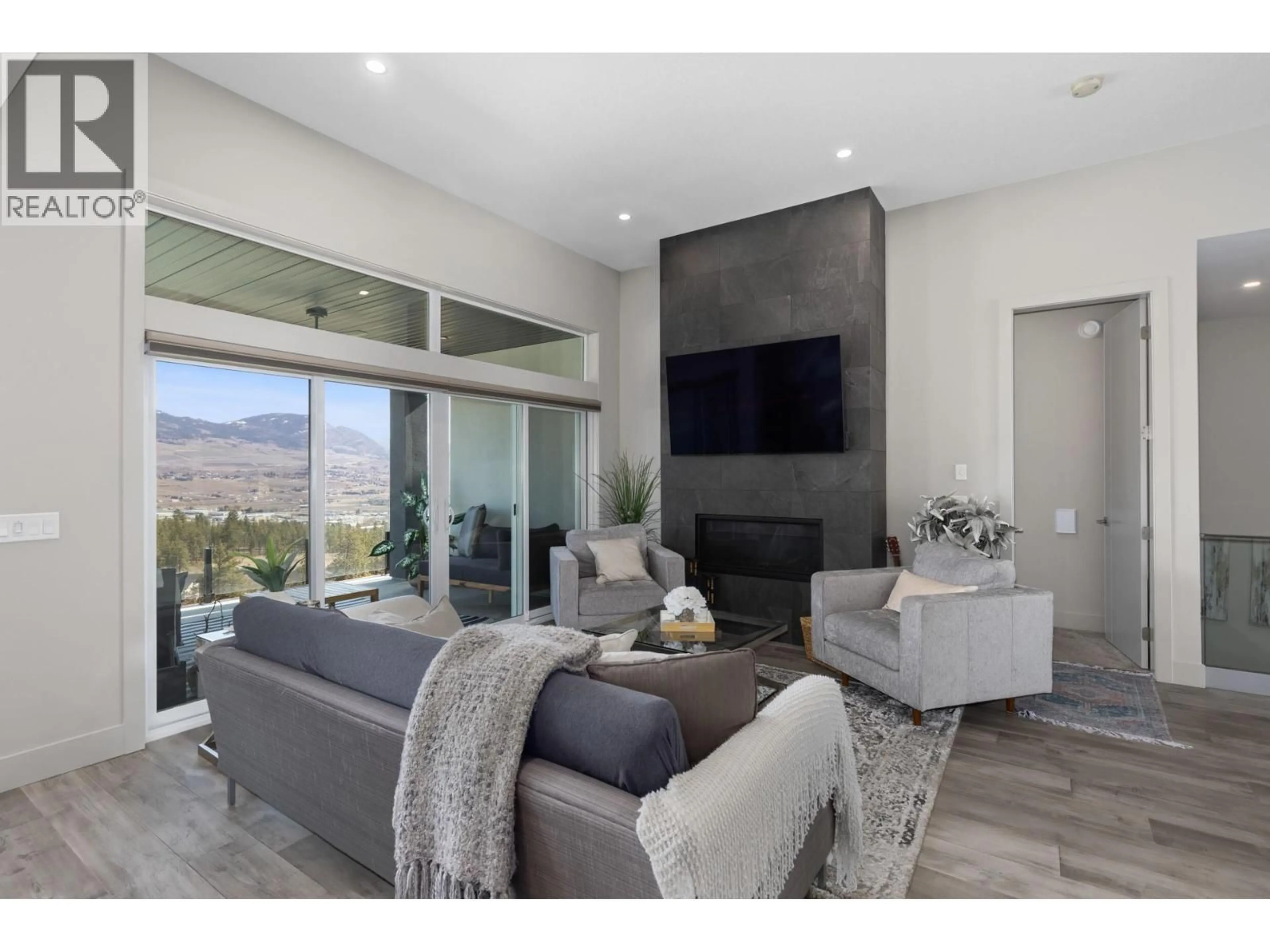 Living room with furniture, unknown for 567 ACADIA STREET, Kelowna British Columbia V1V0A8