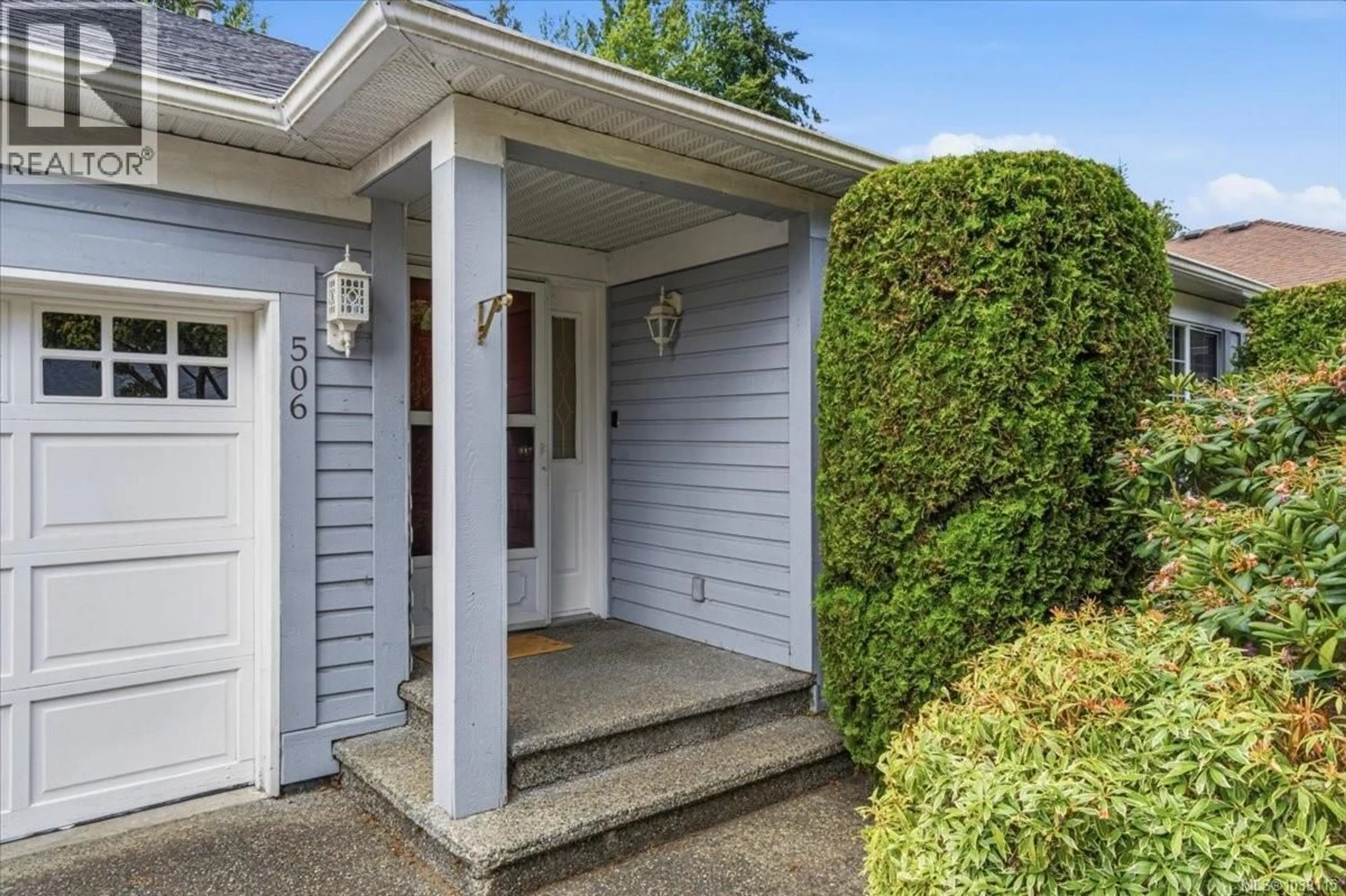 Home with vinyl exterior material, street for 506 SEAWARD WAY, Qualicum Beach British Columbia V9K1T8