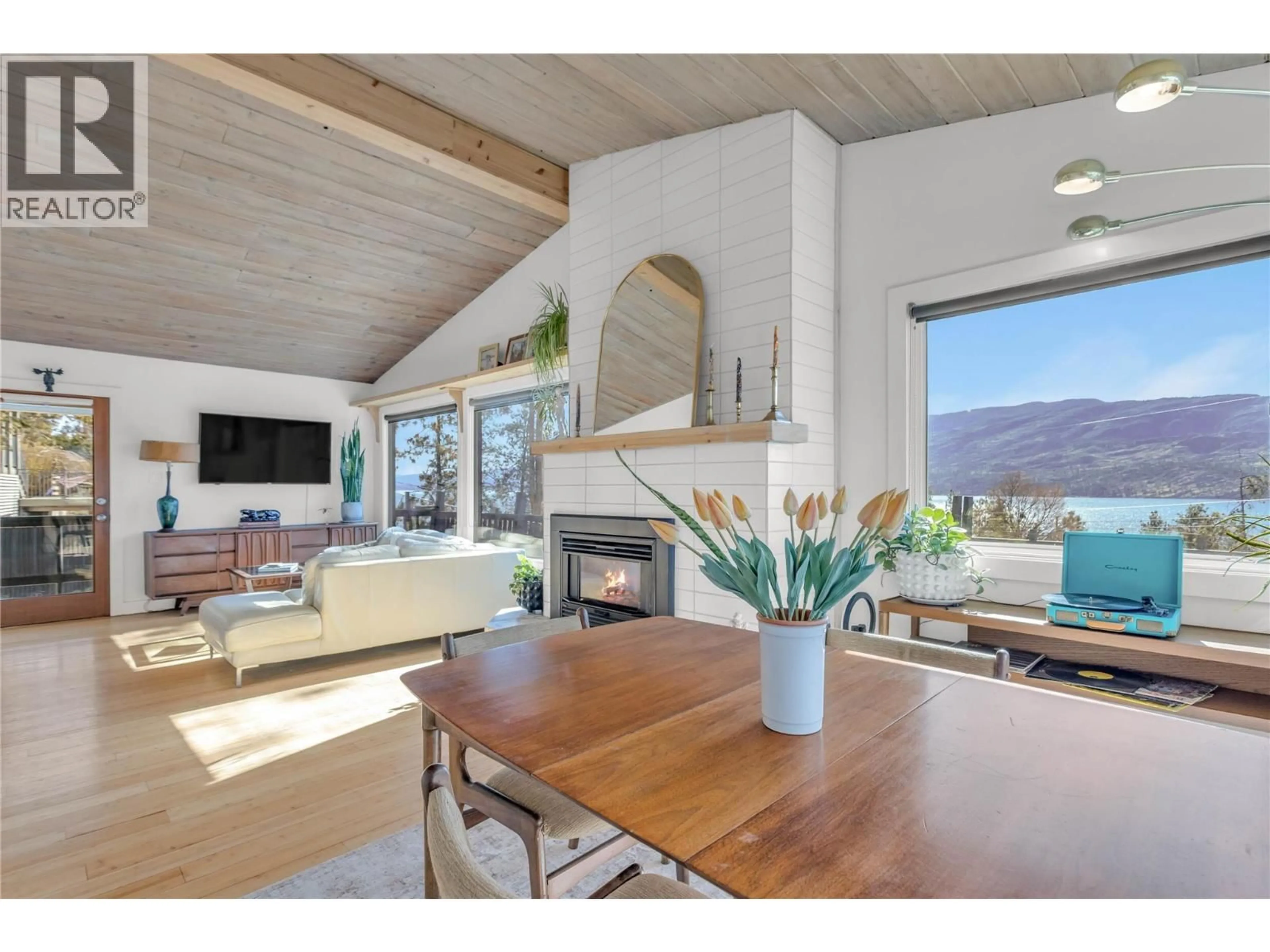 Living room with furniture, unknown for 3991 DESERT PINES AVENUE, Peachland British Columbia V0H1X2
