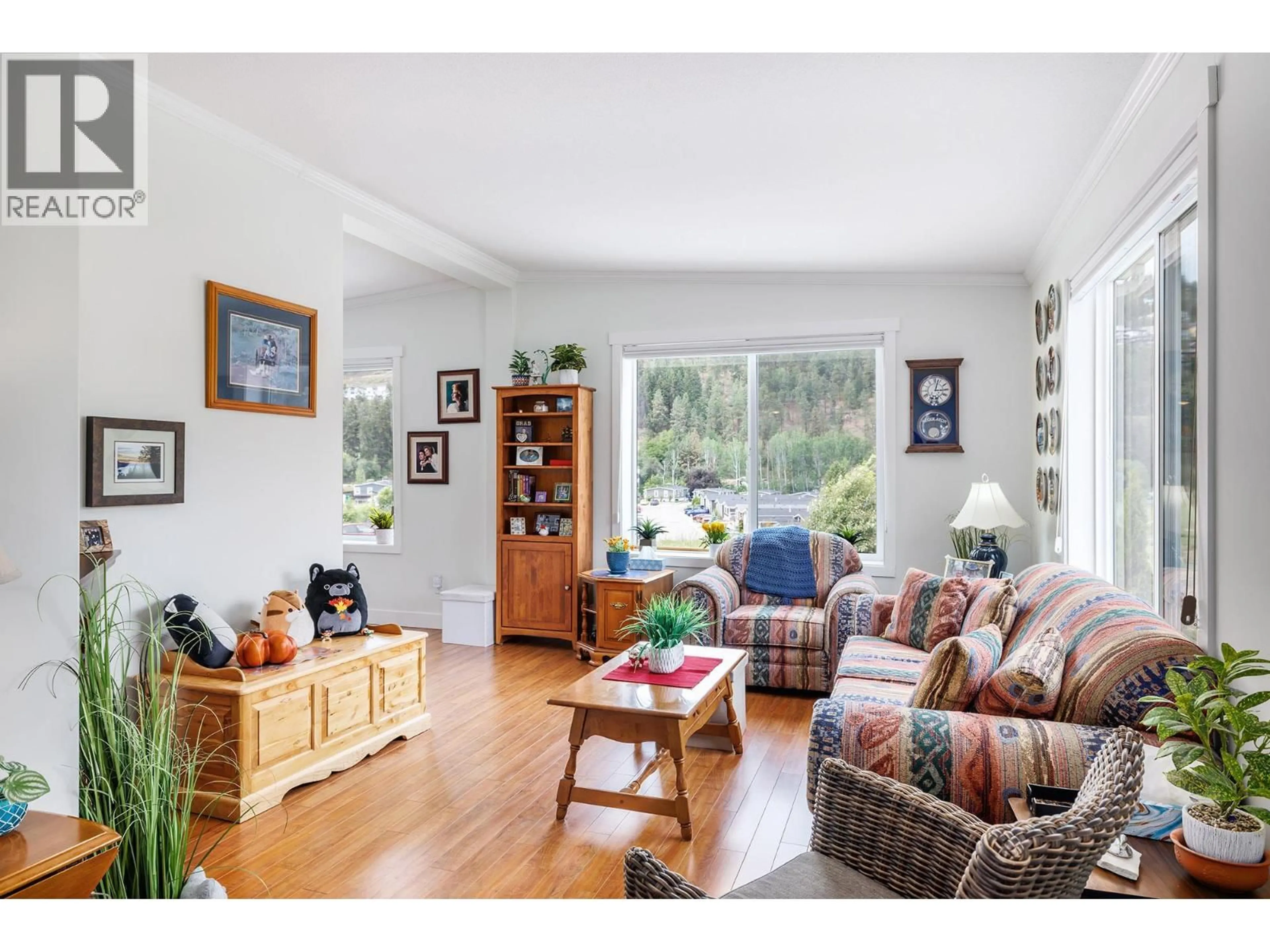 Living room with furniture, wood/laminate floor for 88 - 1835 NANCEE WAY COURT, Kelowna British Columbia V1Z4C1