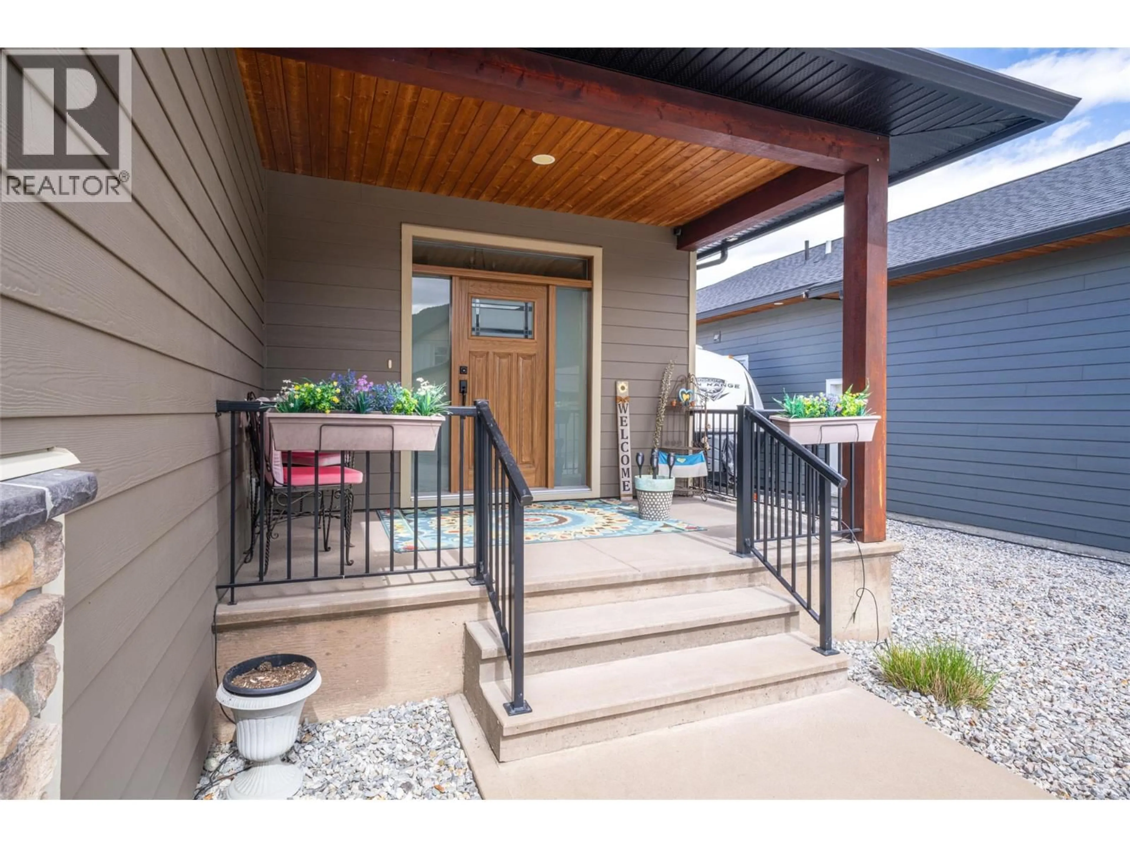 Indoor entryway for 27 - 2444 YORK AVENUE, Armstrong British Columbia V4Y0Y3