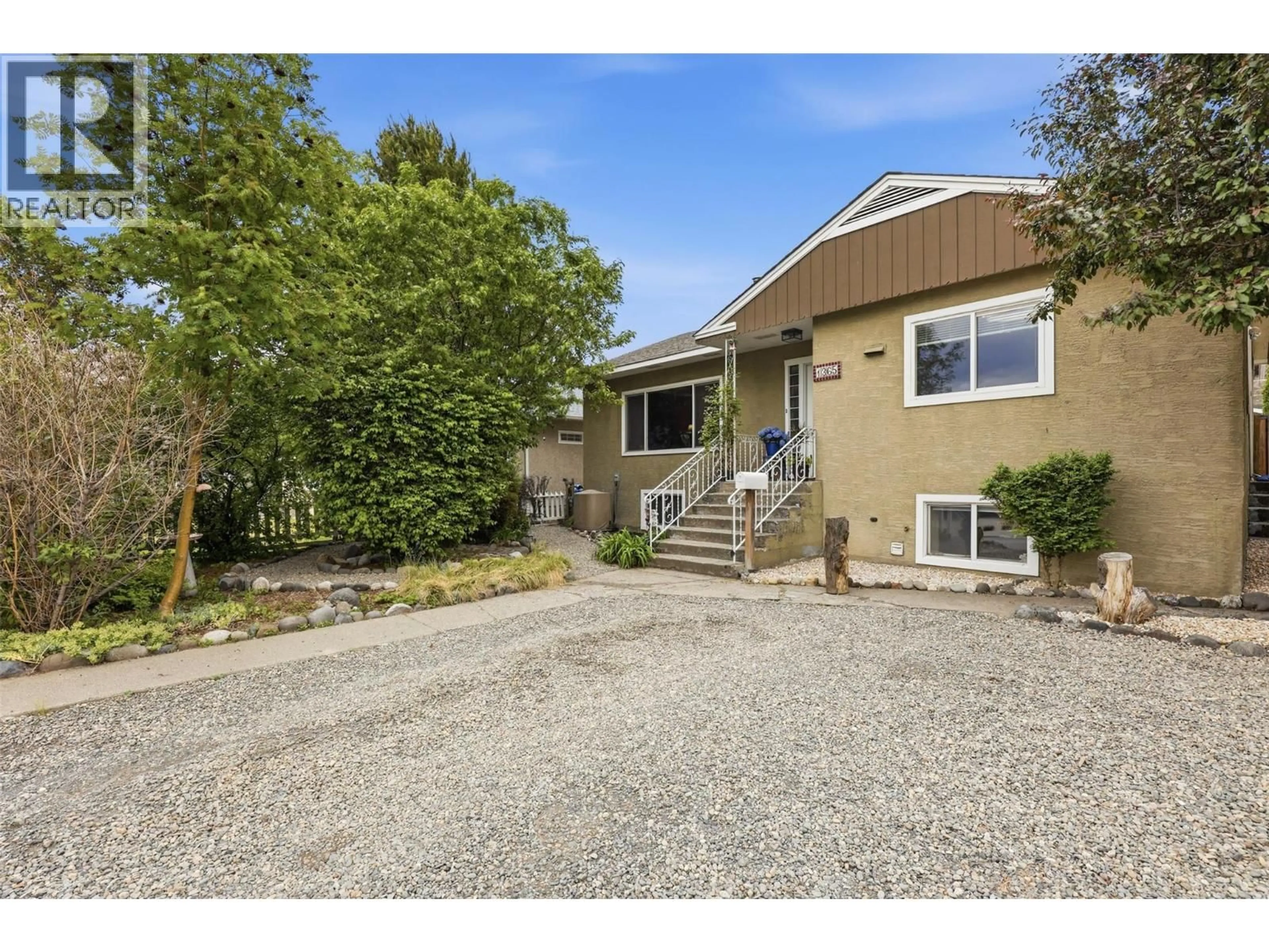 A pic from outside/outdoor area/front of a property/back of a property/a pic from drone, street for 1365 COLUMBIA STREET, Kamloops British Columbia V2C2W6
