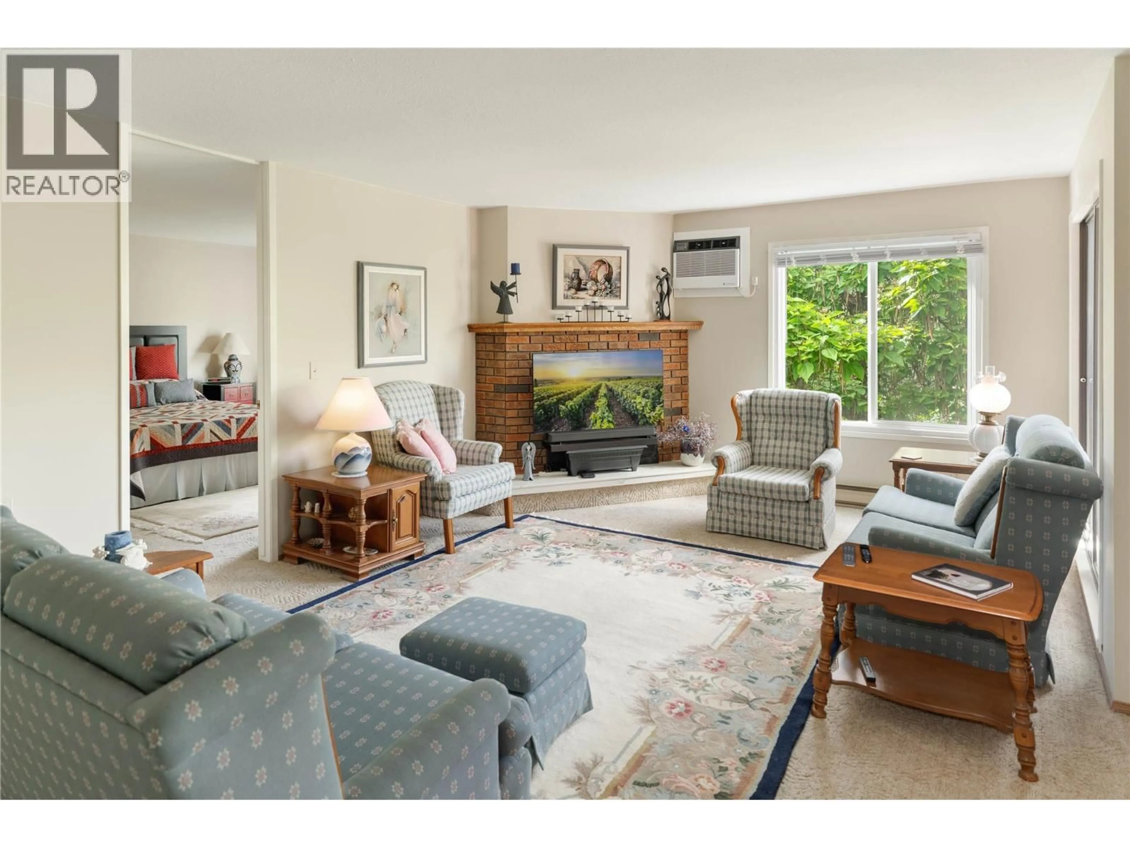 Living room with furniture, unknown for 306 - 1640 UFTON COURT, Kelowna British Columbia V1Y8L5