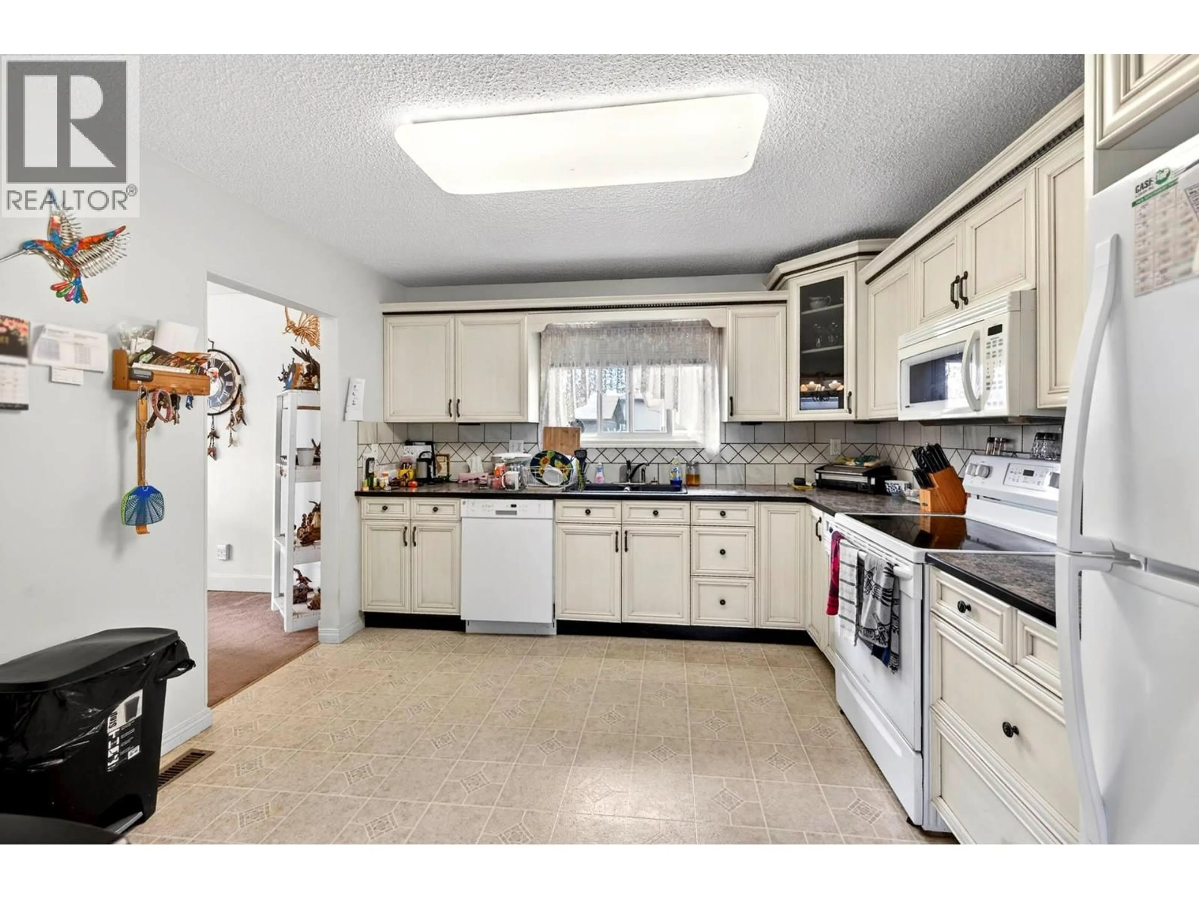 Standard kitchen, ceramic/tile floor for 820 INVERMERE COURT, Kamloops British Columbia V2B7T4