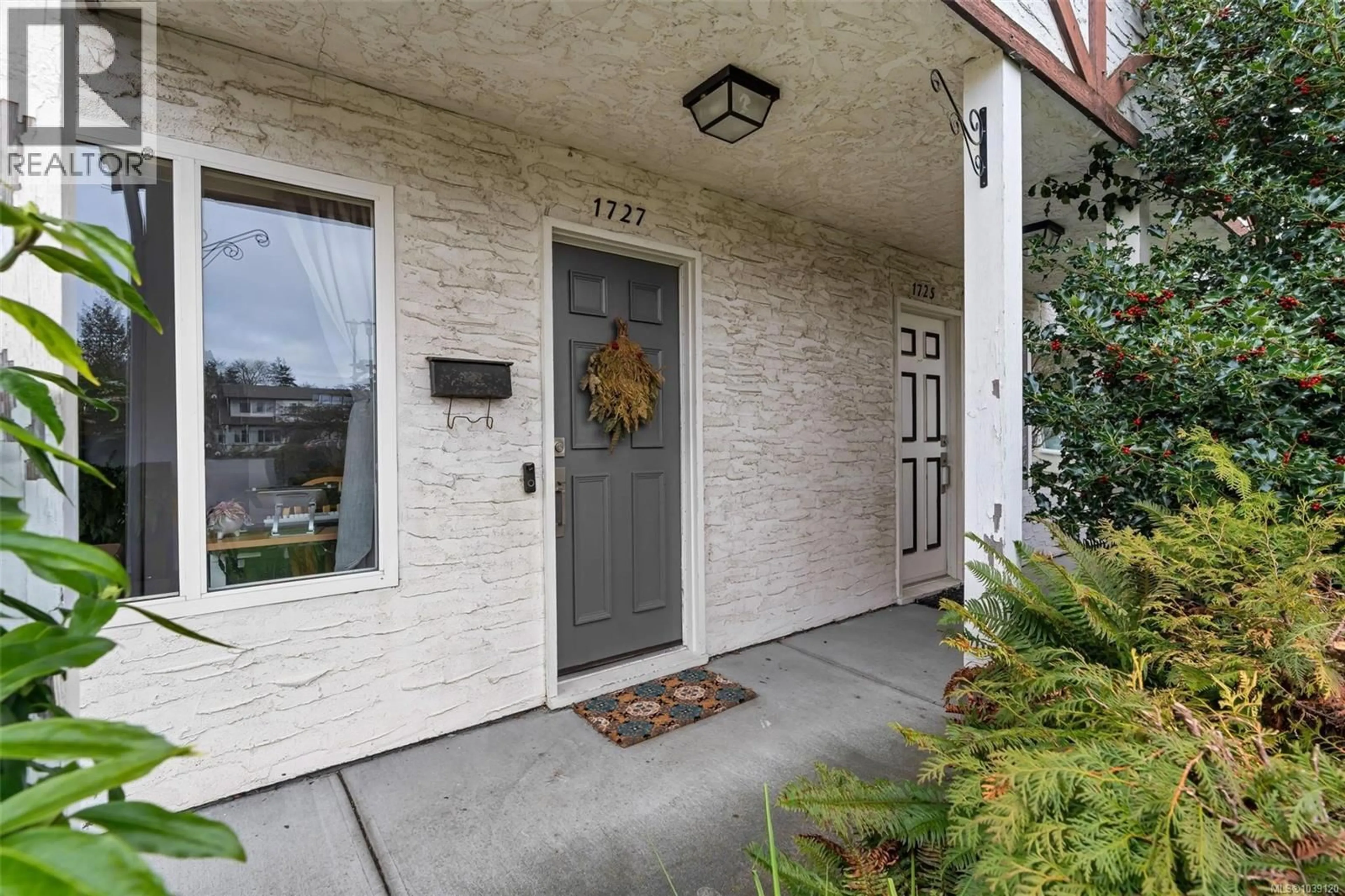Indoor entryway for 1725/1727 ASHDALE PLACE, Saanich British Columbia V8N1P1