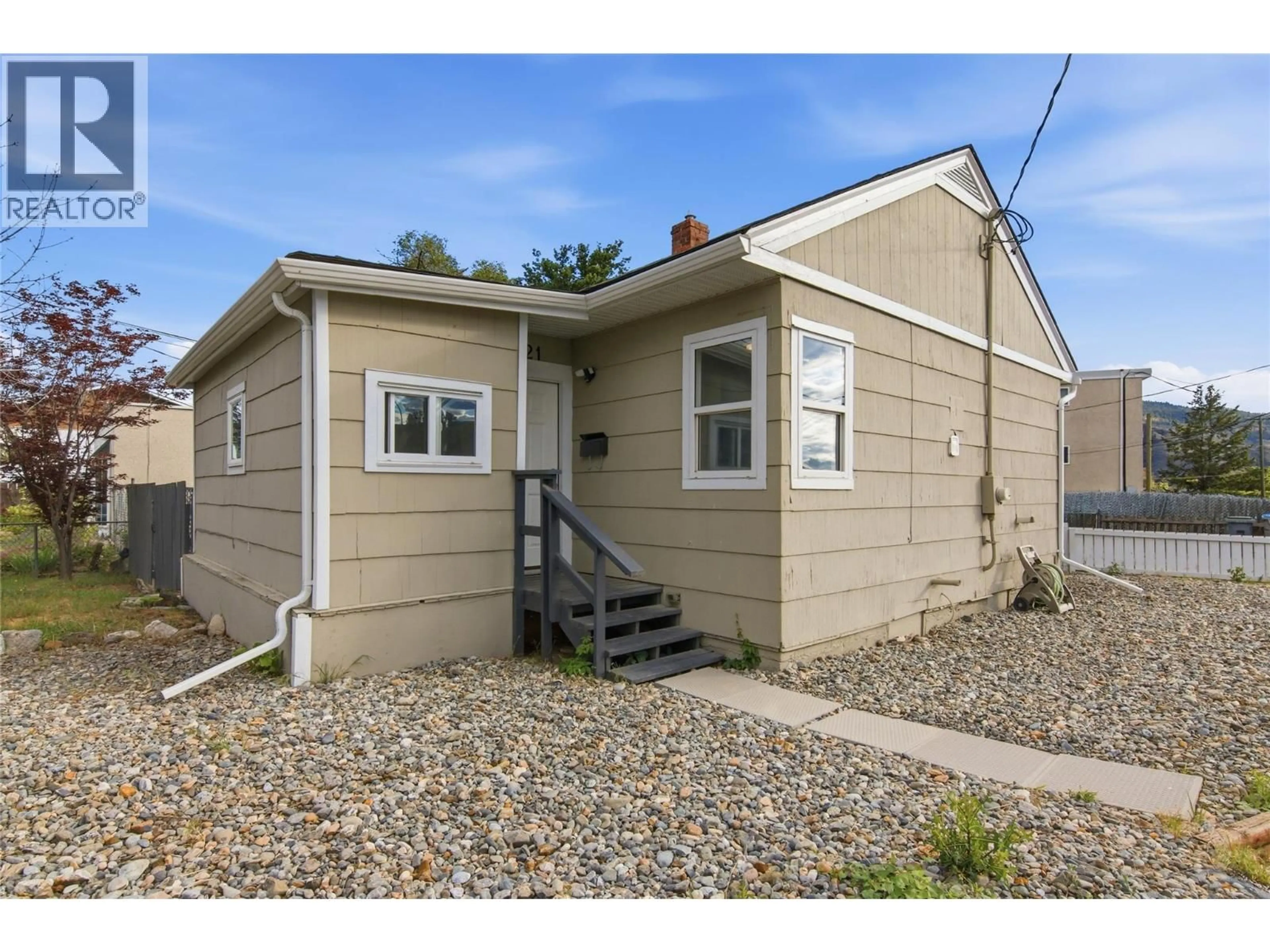 Home with vinyl exterior material, street for 121 WILLOW STREET, Kamloops British Columbia V2B4C6