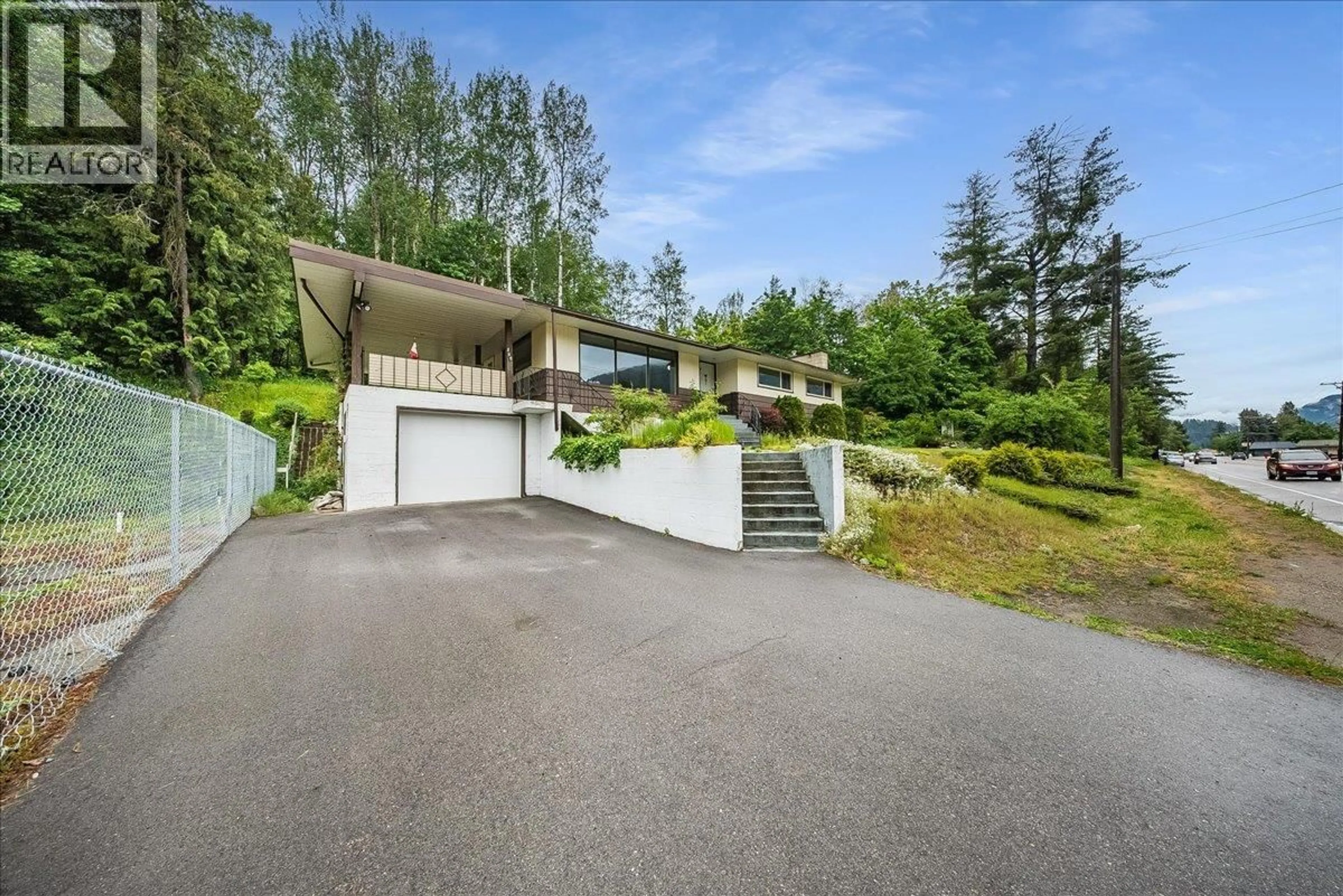 A pic from outside/outdoor area/front of a property/back of a property/a pic from drone, unknown for 840 COLUMBIA AVENUE, Castlegar British Columbia V1N1H2