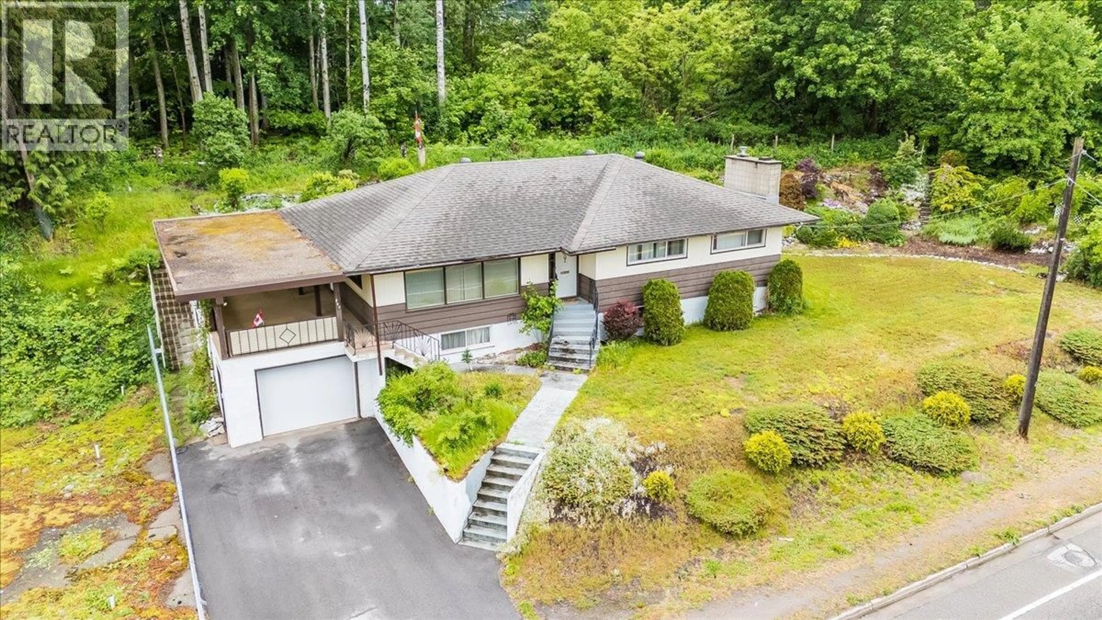A pic from outside/outdoor area/front of a property/back of a property/a pic from drone, unknown for 840 COLUMBIA AVENUE, Castlegar British Columbia V1N1H2
