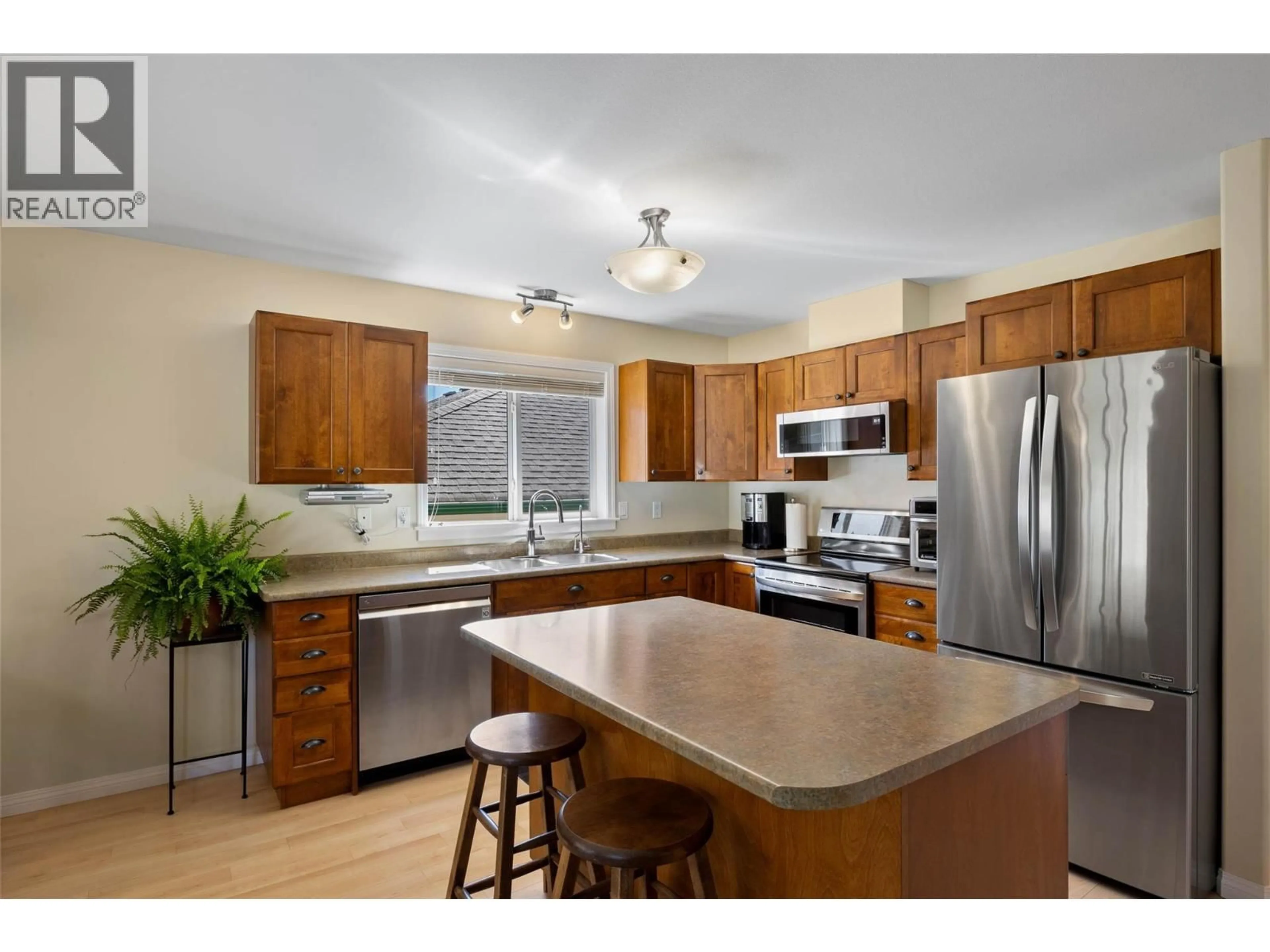 Open concept kitchen, wood/laminate floor for 32 - 1940 HILLSIDE DRIVE, Kamloops British Columbia V2E2T3