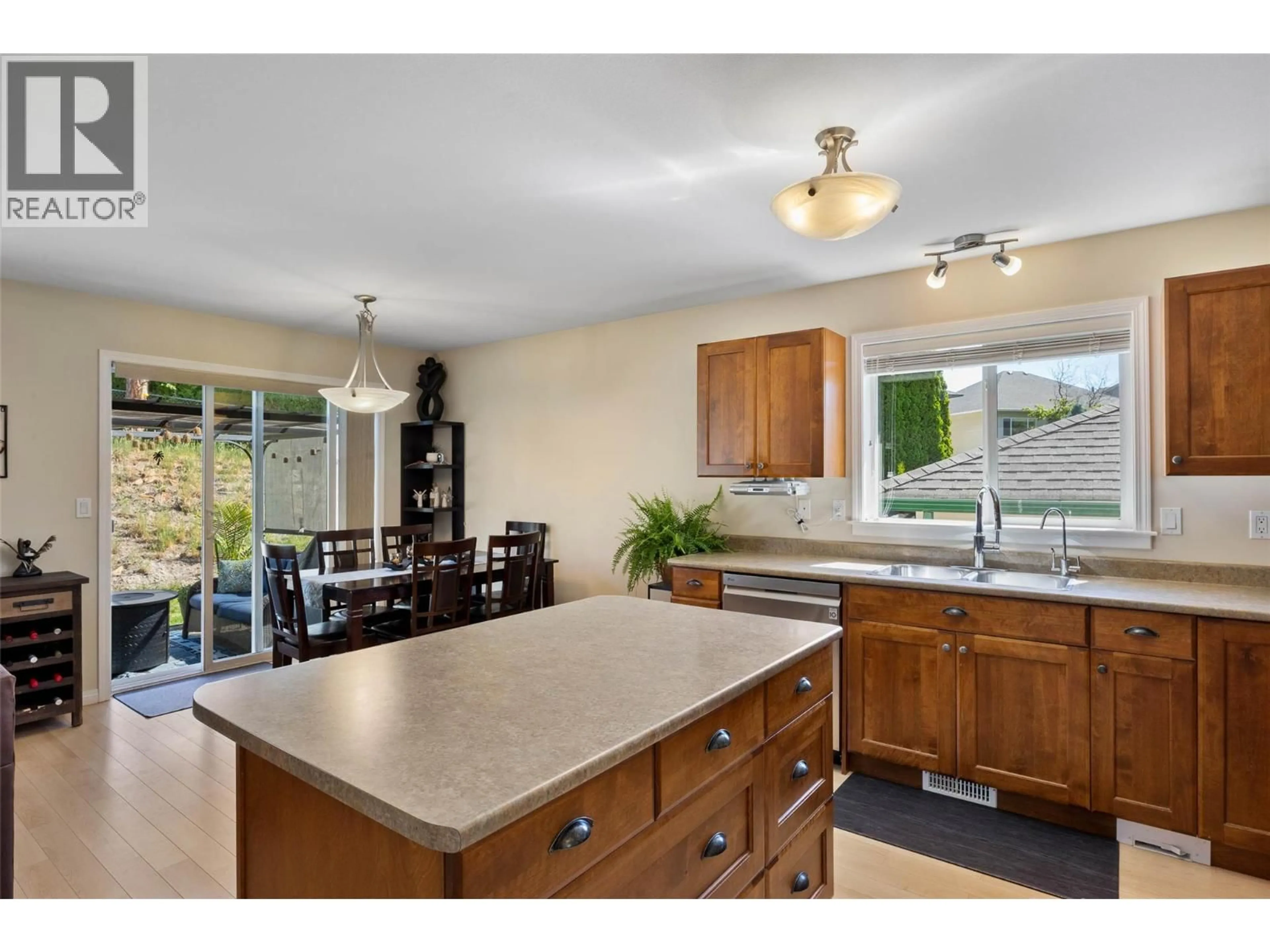 Open concept kitchen, ceramic/tile floor for 32 - 1940 HILLSIDE DRIVE, Kamloops British Columbia V2E2T3