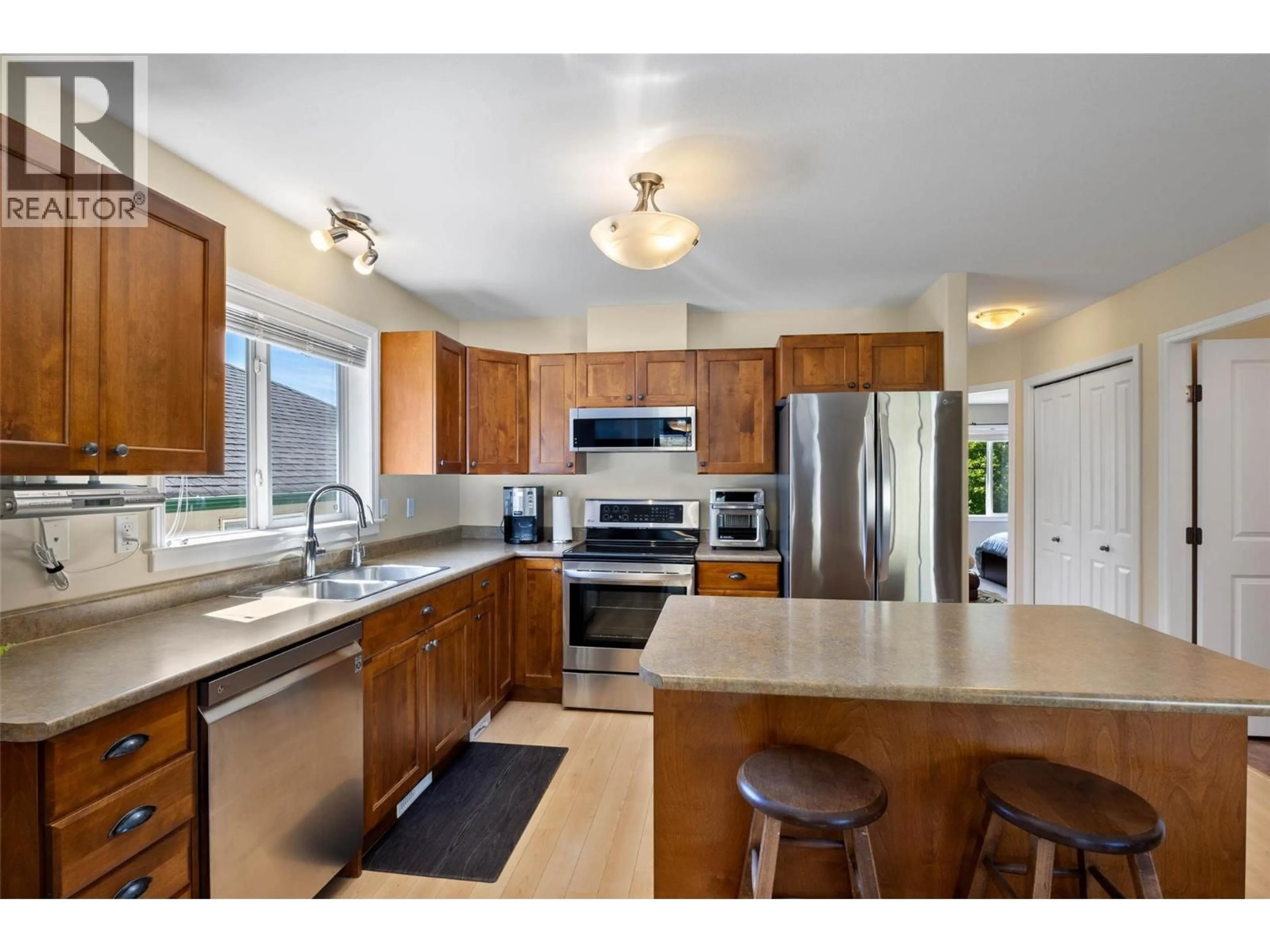 Open concept kitchen, unknown for 32 - 1940 HILLSIDE DRIVE, Kamloops British Columbia V2E2T3