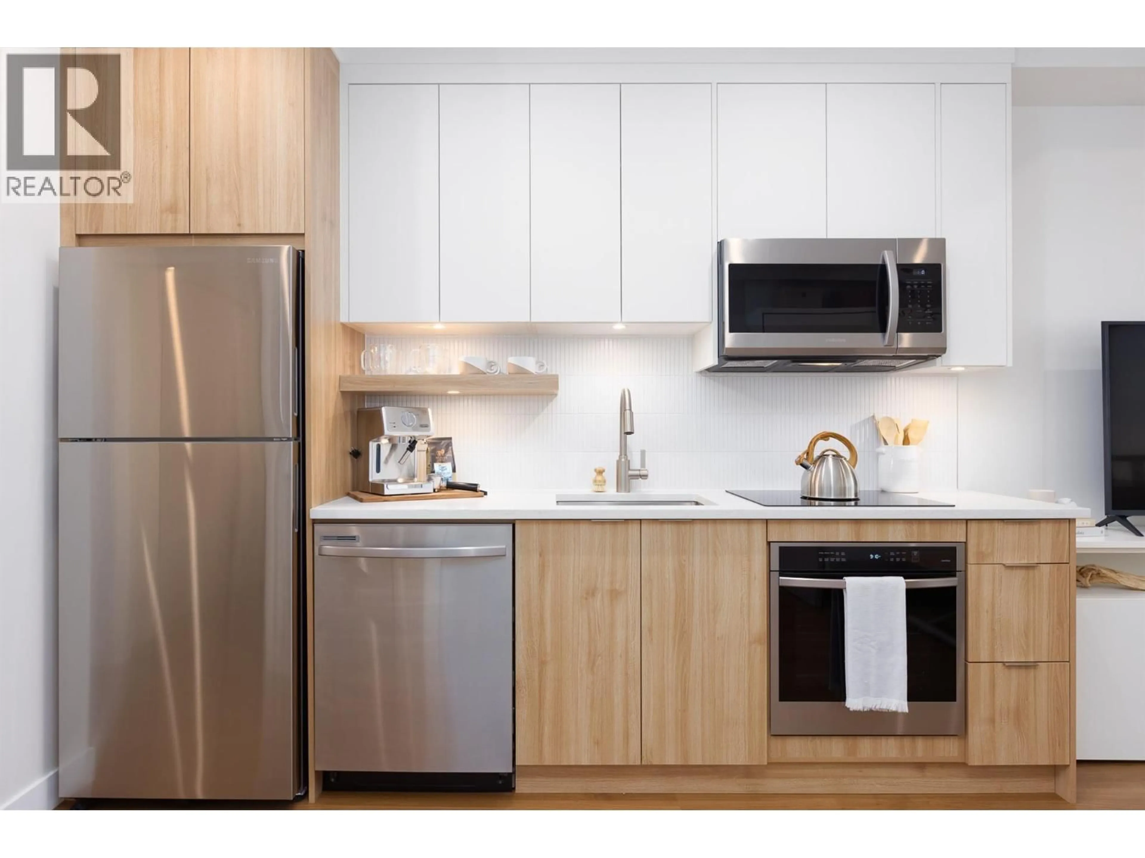 Standard kitchen, wood/laminate floor for 640 - 1281 PRIDHAM AVENUE, Kelowna British Columbia V1Y6B3