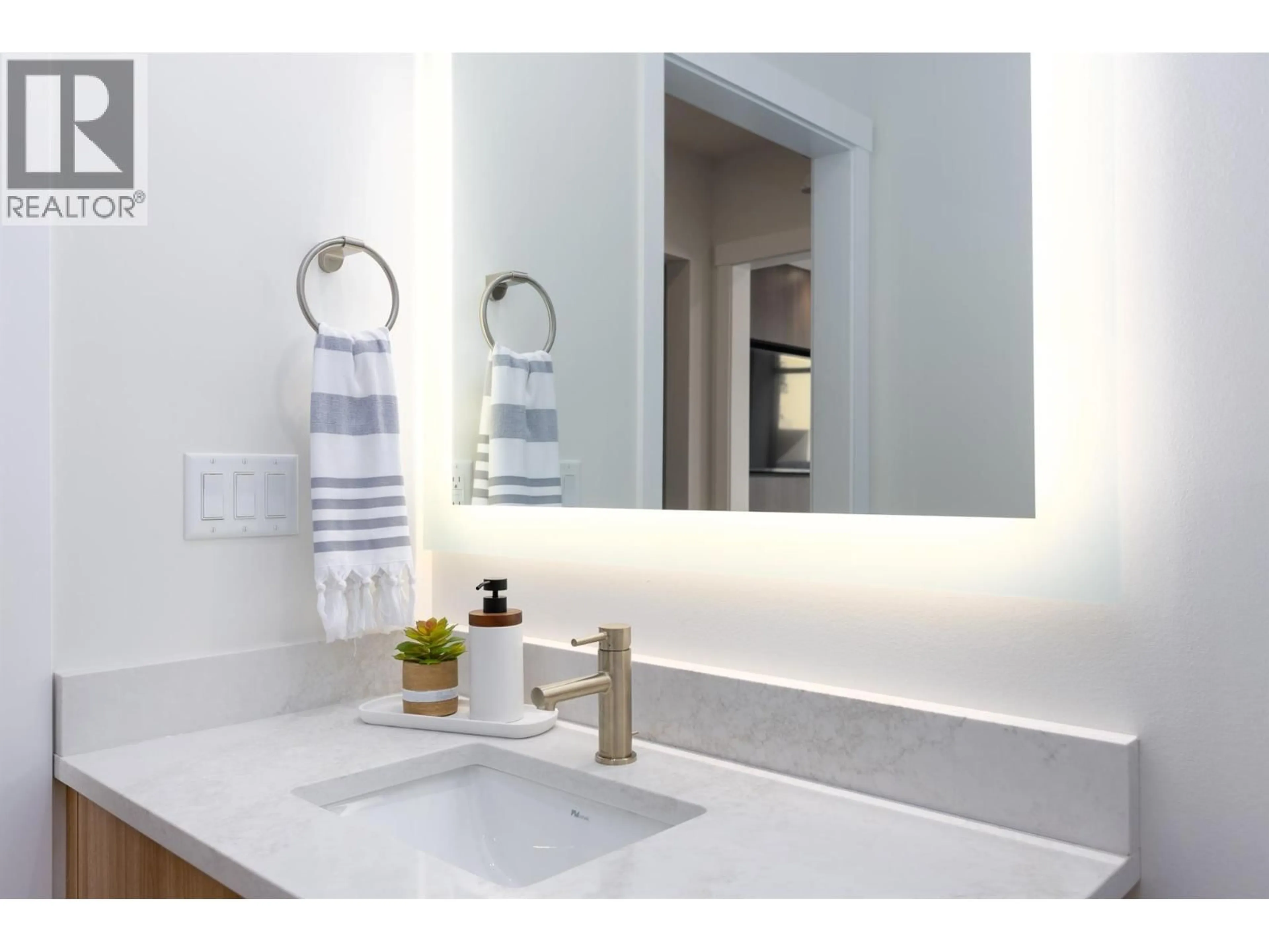 Contemporary bathroom, ceramic/tile floor for 640 - 1281 PRIDHAM AVENUE, Kelowna British Columbia V1Y6B3