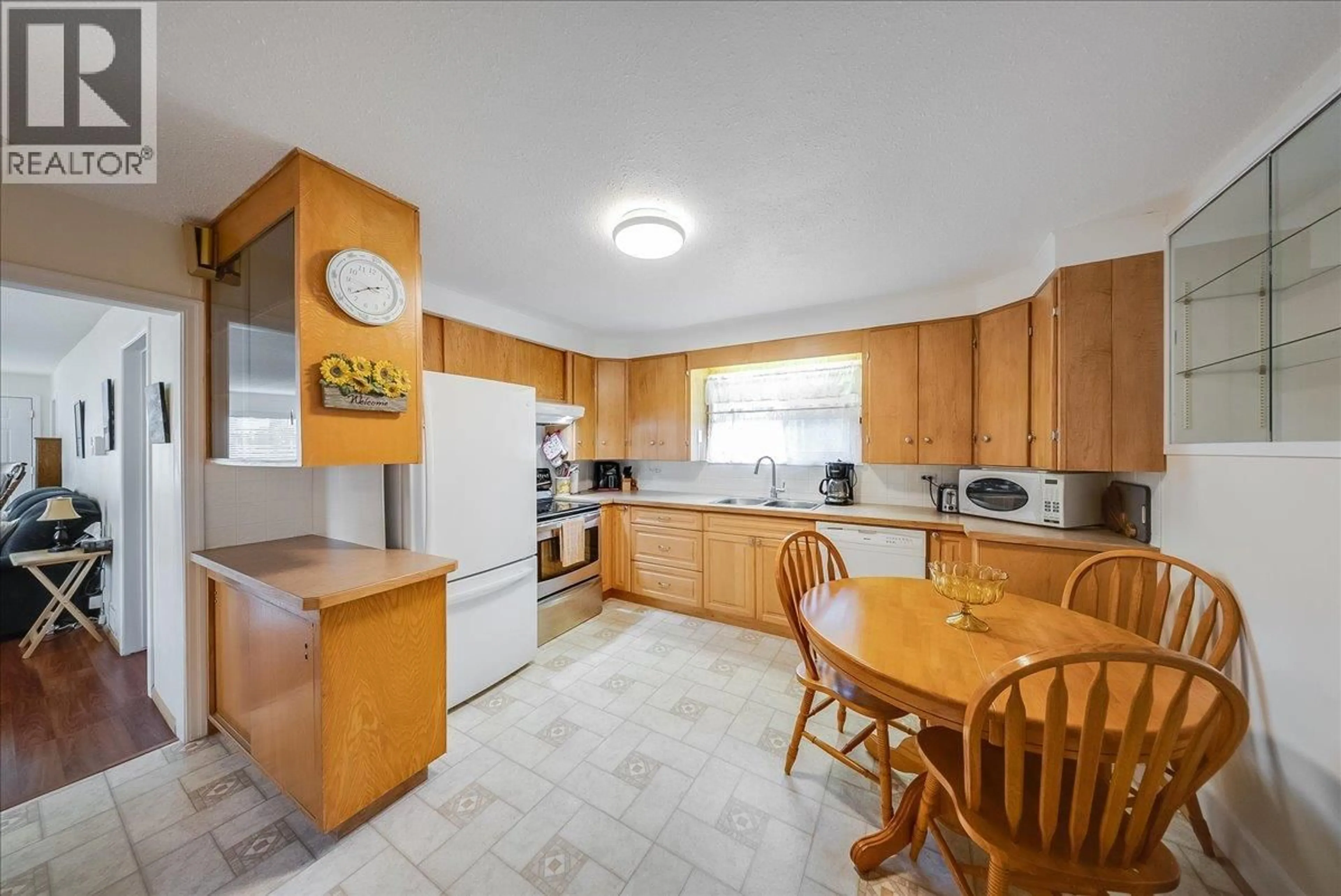 Standard kitchen, ceramic/tile floor for 1817 FOURTH AVENUE, Trail British Columbia V1R1T2