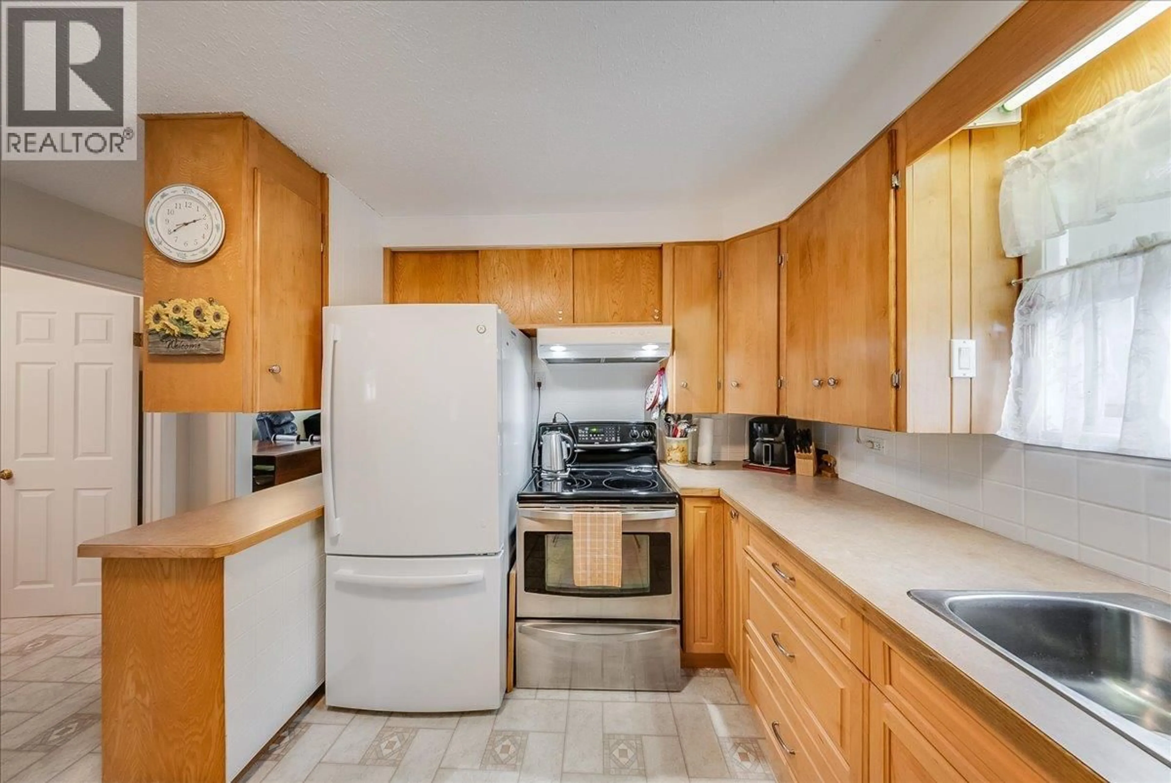 Standard kitchen, ceramic/tile floor for 1817 FOURTH AVENUE, Trail British Columbia V1R1T2