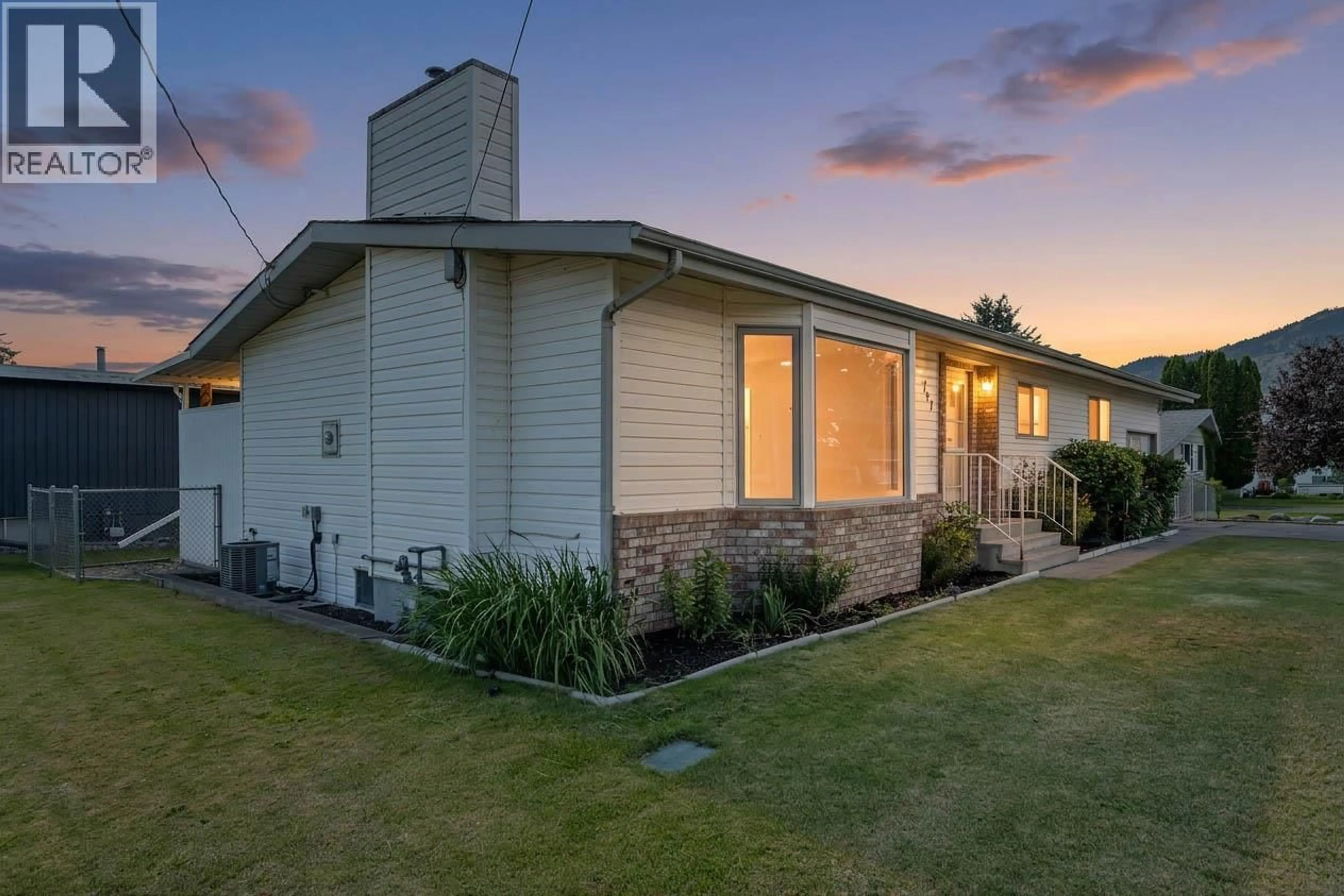 A pic from outside/outdoor area/front of a property/back of a property/a pic from drone, street for 797 RIDGEVIEW TERRACE, Kamloops British Columbia V2B4G8