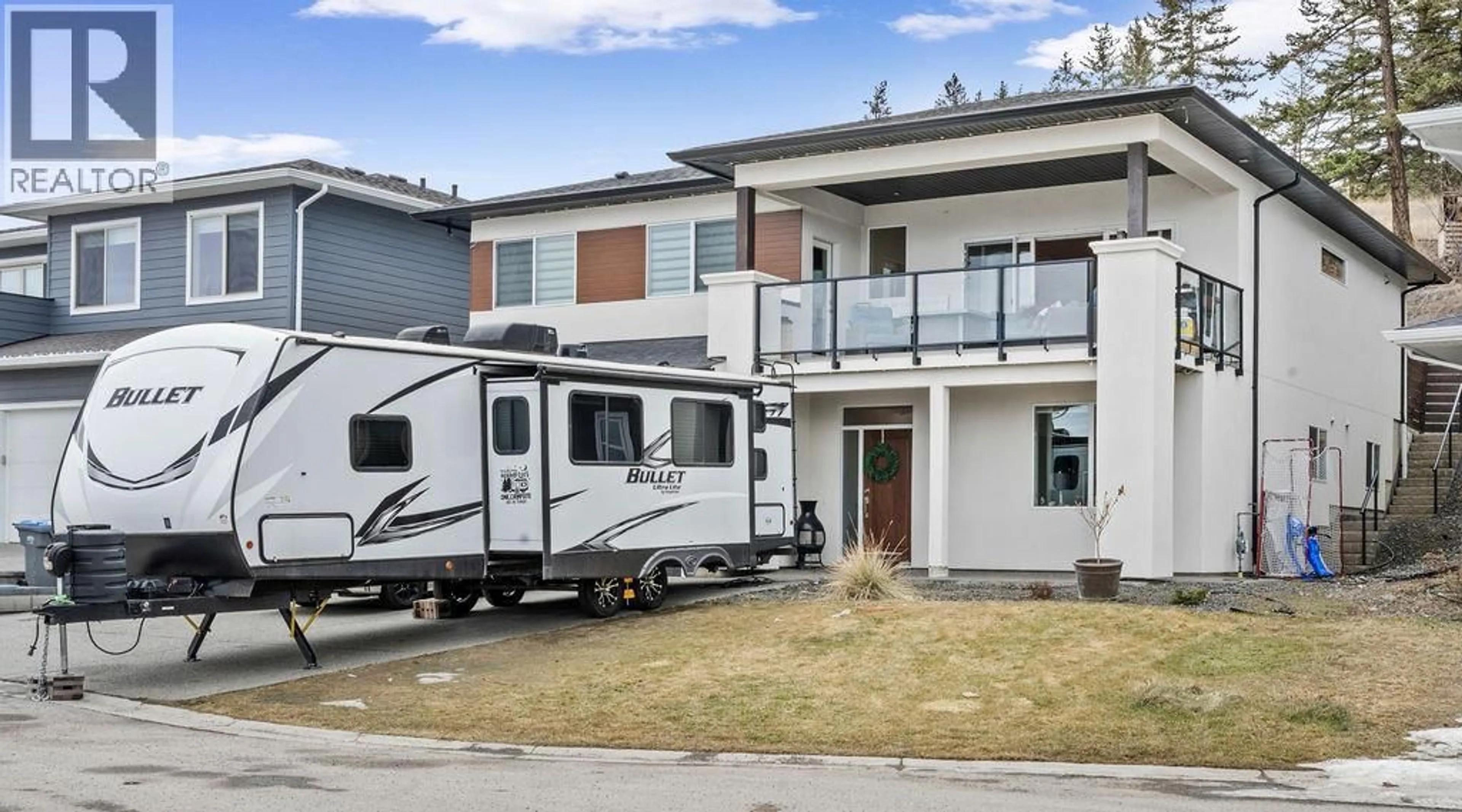 Home with vinyl exterior material, street for 544 EDINBURGH COURT, Kamloops British Columbia V1S0E6