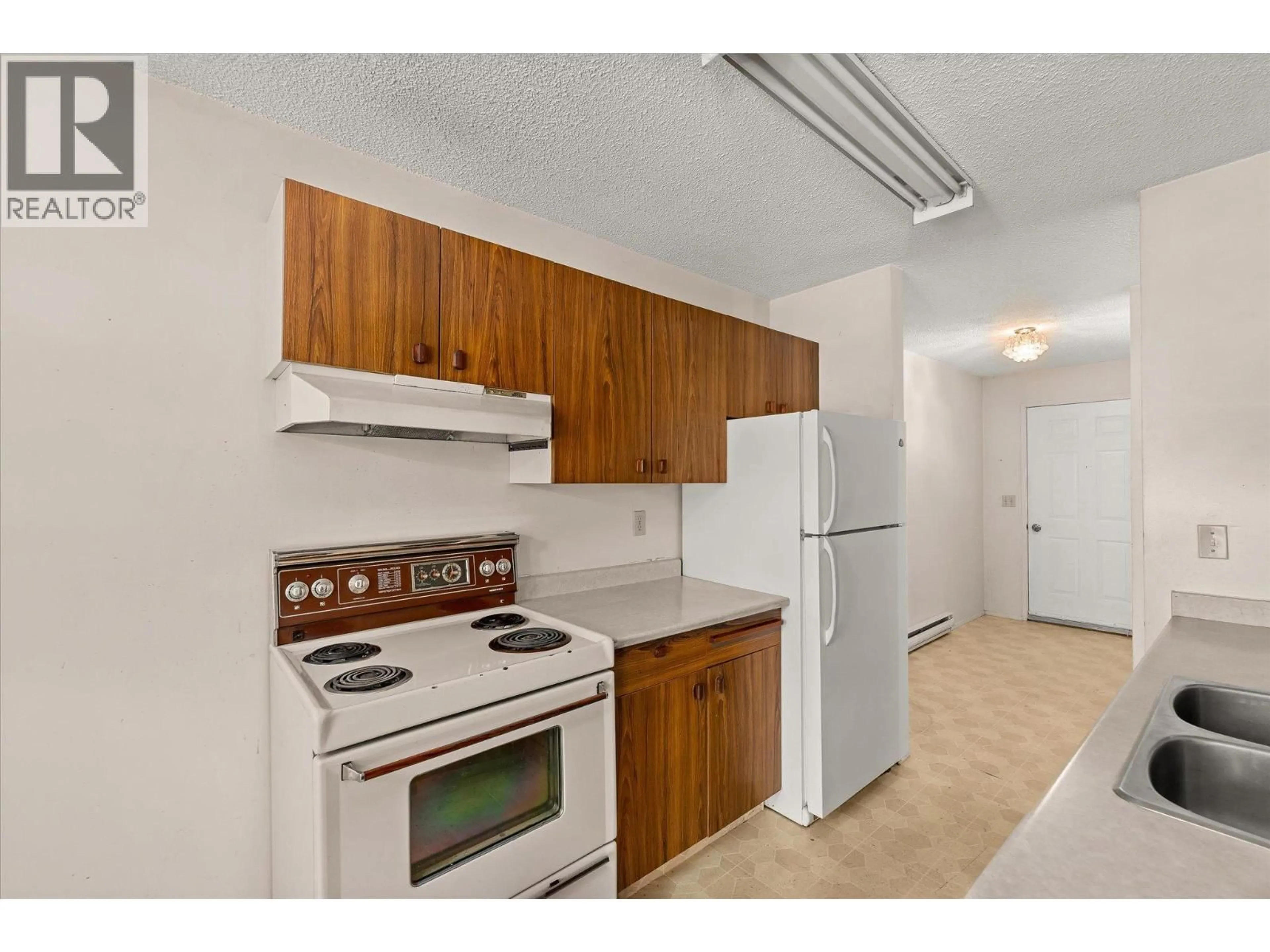 Standard kitchen, unknown for 203A - 880 BADKE ROAD, Kelowna British Columbia V1X5Z6
