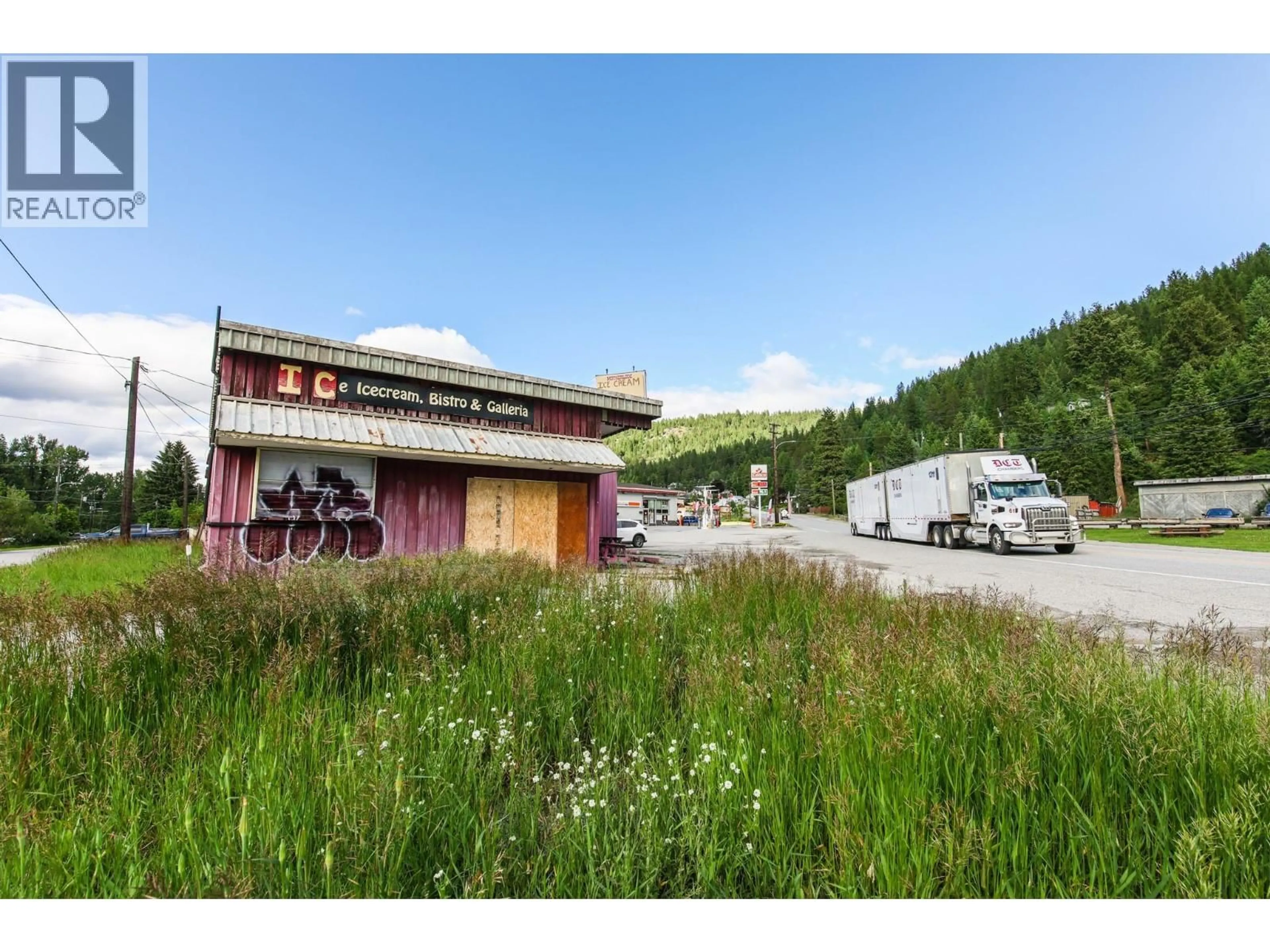 Parking for 466 S GOLD AVENUE, Greenwood British Columbia V0H1J0