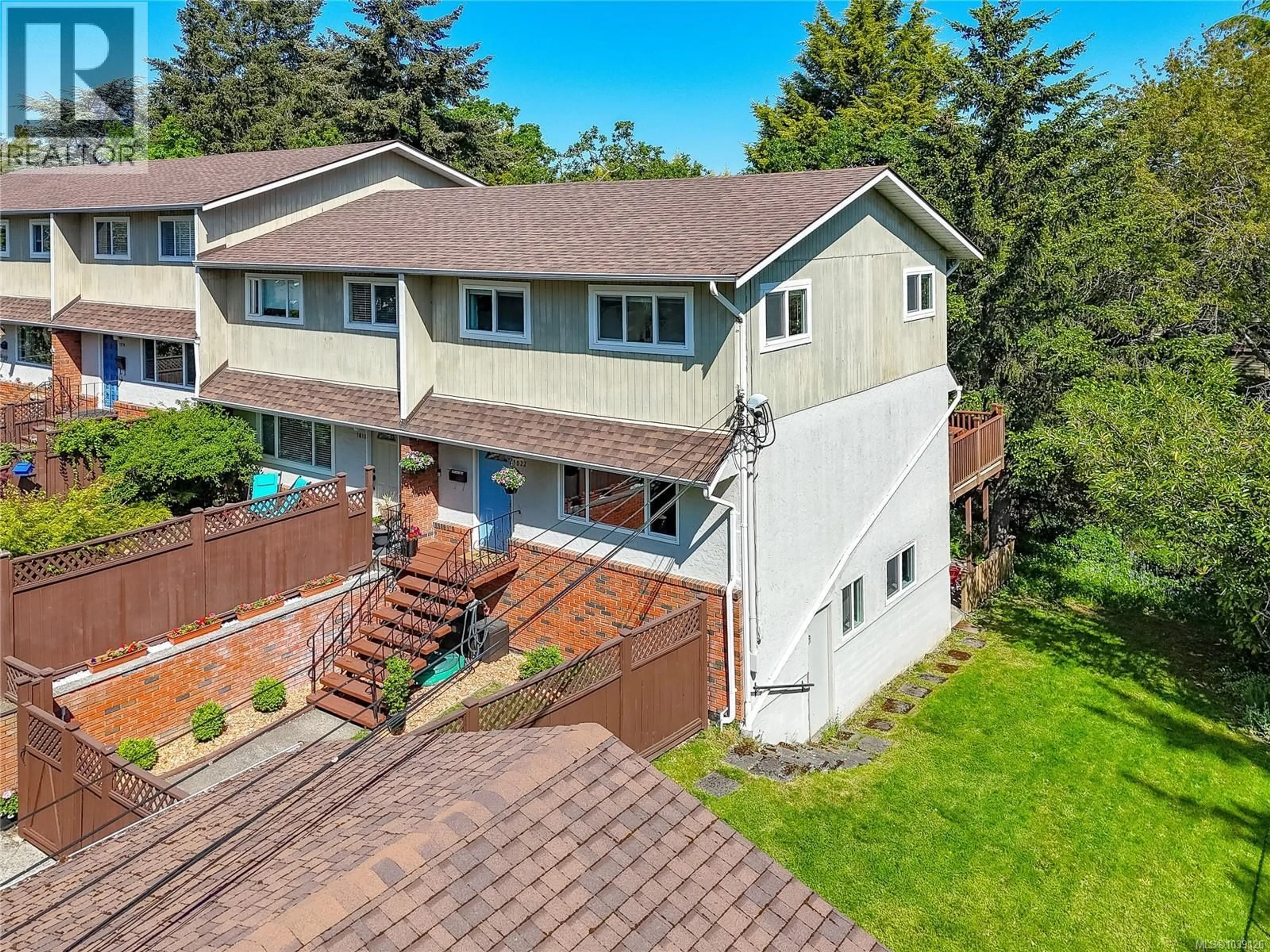 A pic from outside/outdoor area/front of a property/back of a property/a pic from drone, unknown for 1022 FALMOUTH ROAD, Saanich British Columbia V8X3A5