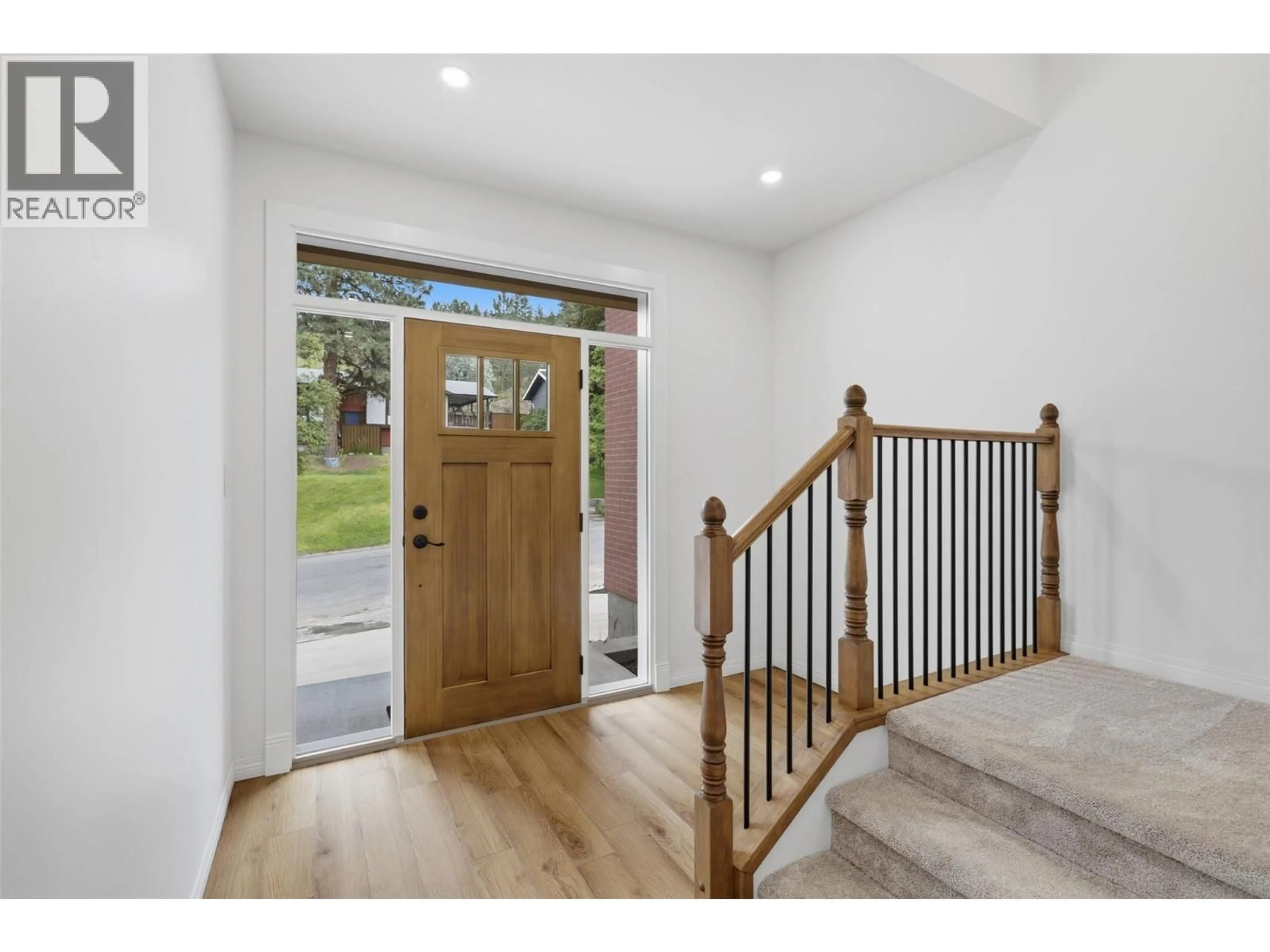 Indoor entryway for 1832 SPRINGHILL DRIVE, Kamloops British Columbia V2E1P9