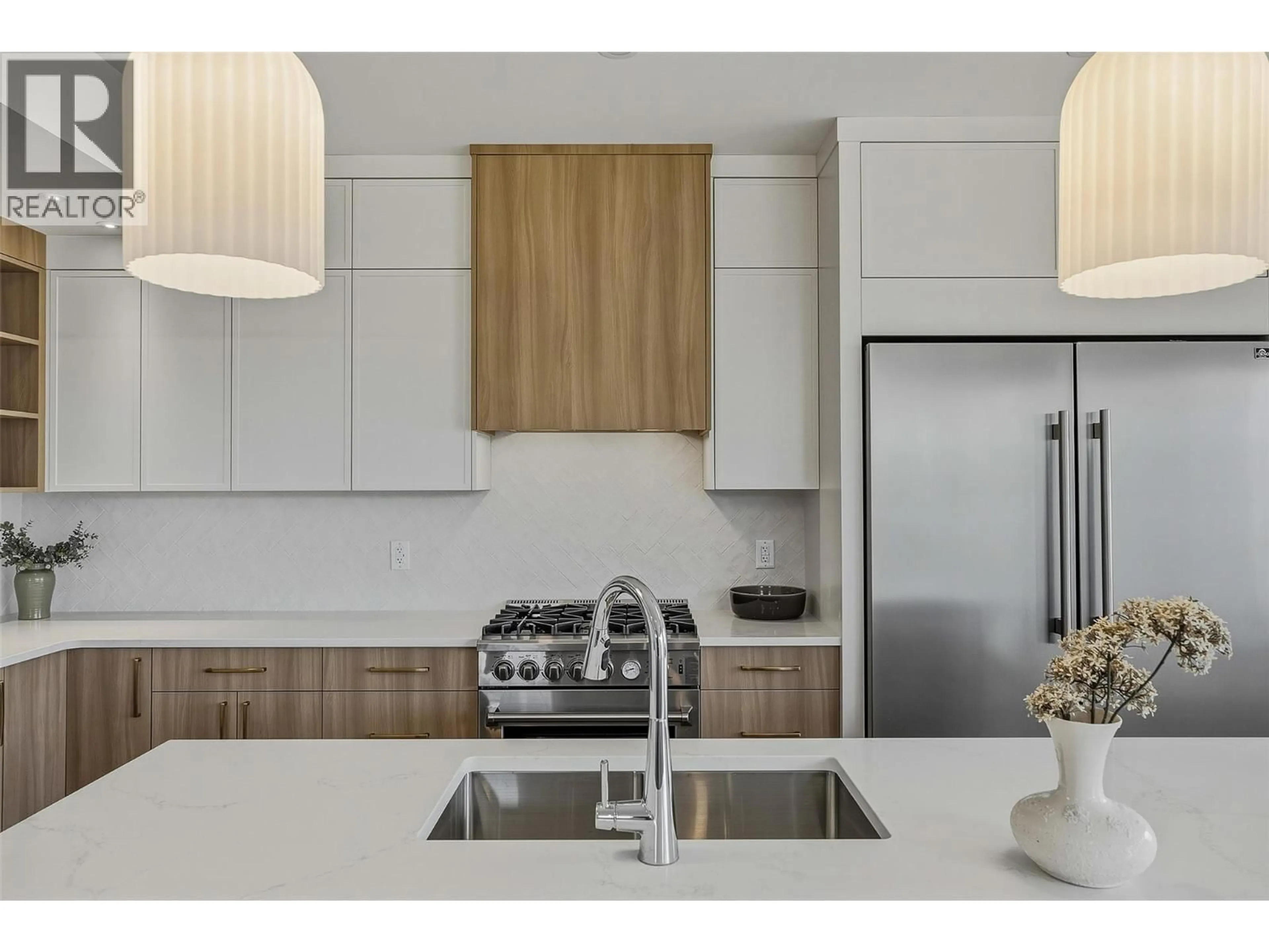 Contemporary kitchen, unknown for 2247 COLDWATER DRIVE, Kamloops British Columbia V2E0E6