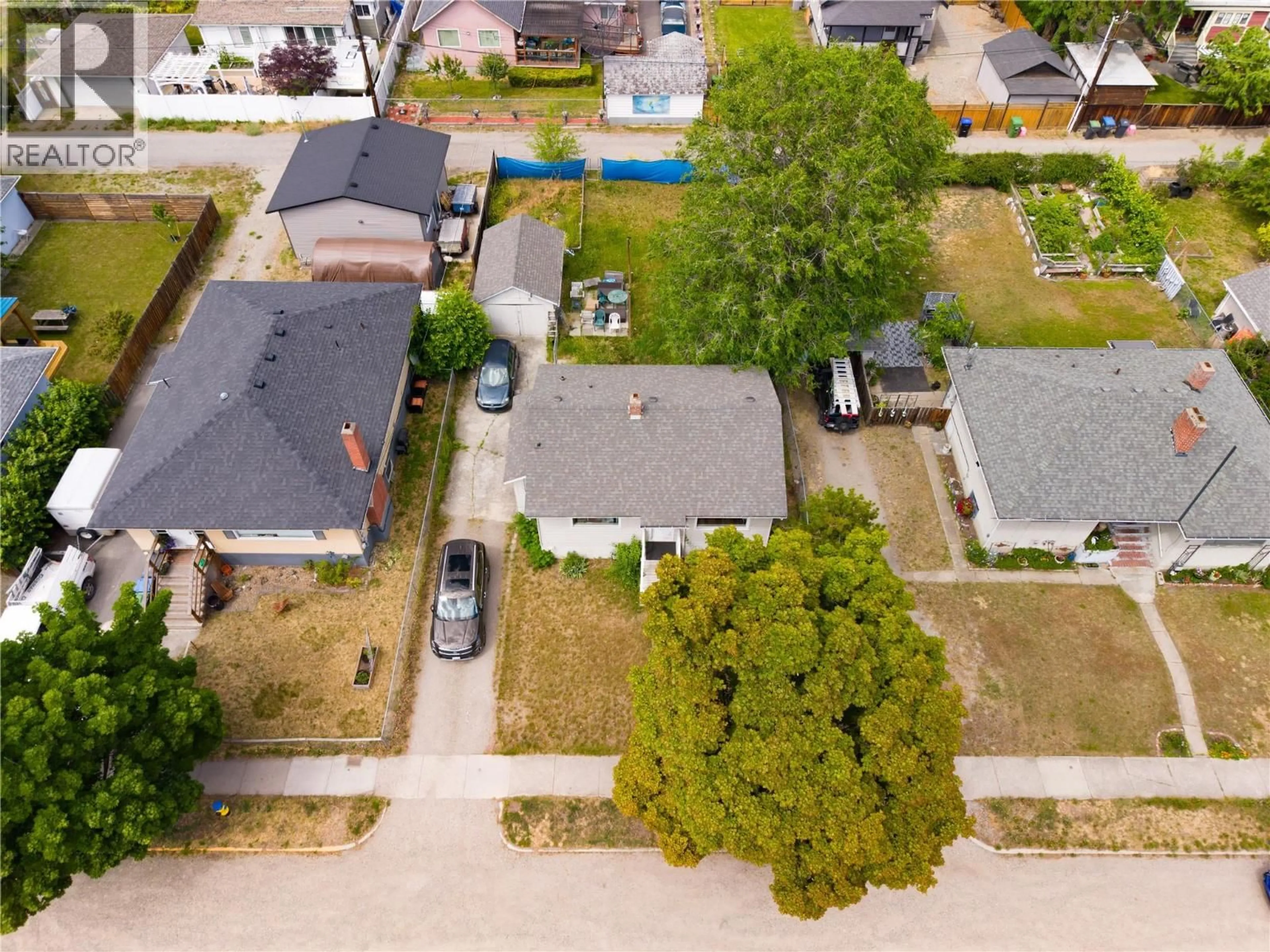 A pic from outside/outdoor area/front of a property/back of a property/a pic from drone, street for 810 LEON AVENUE, Kelowna British Columbia V1Y6J8