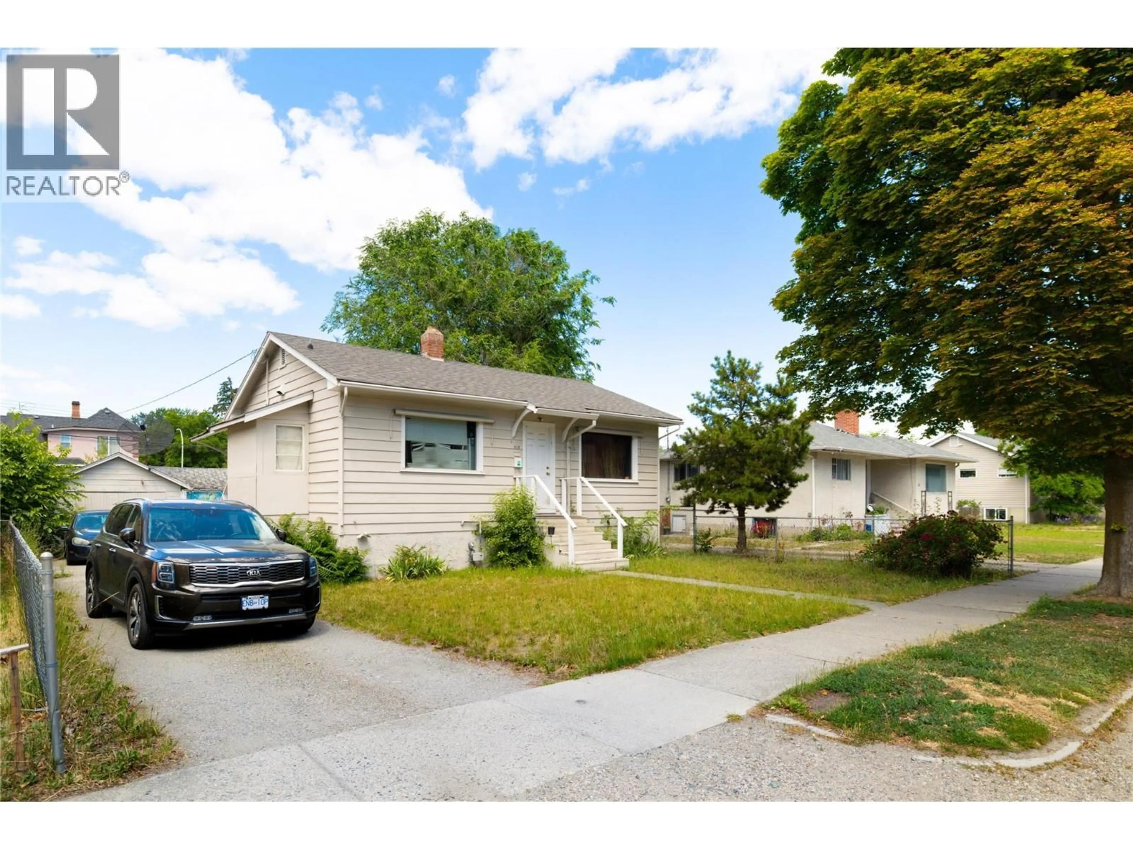 Home with vinyl exterior material, street for 810 LEON AVENUE, Kelowna British Columbia V1Y6J8