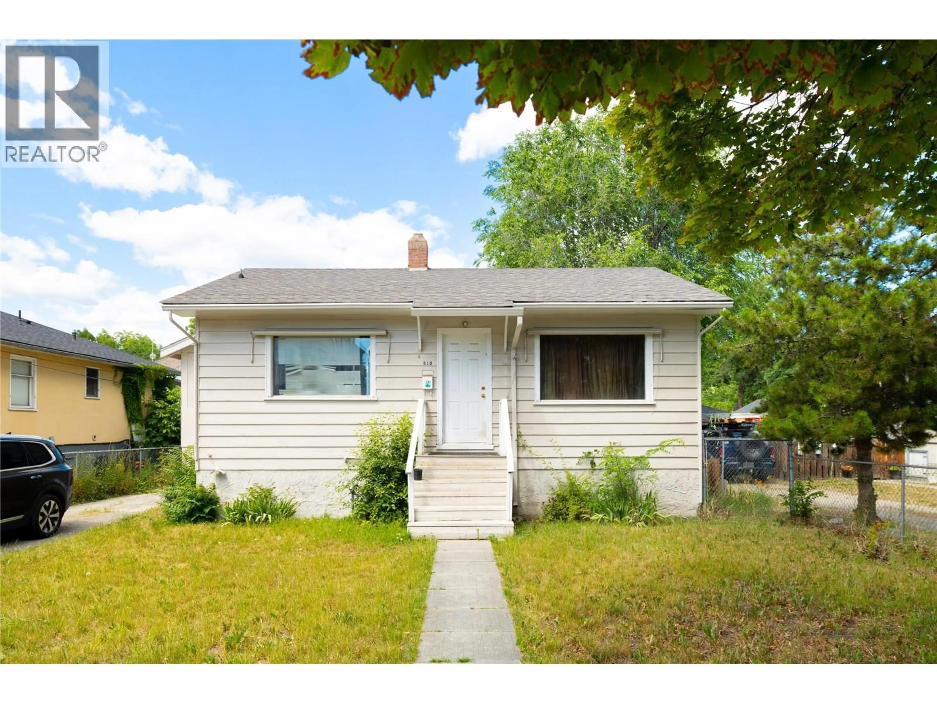 Home with vinyl exterior material, street for 810 LEON AVENUE, Kelowna British Columbia V1Y6J8