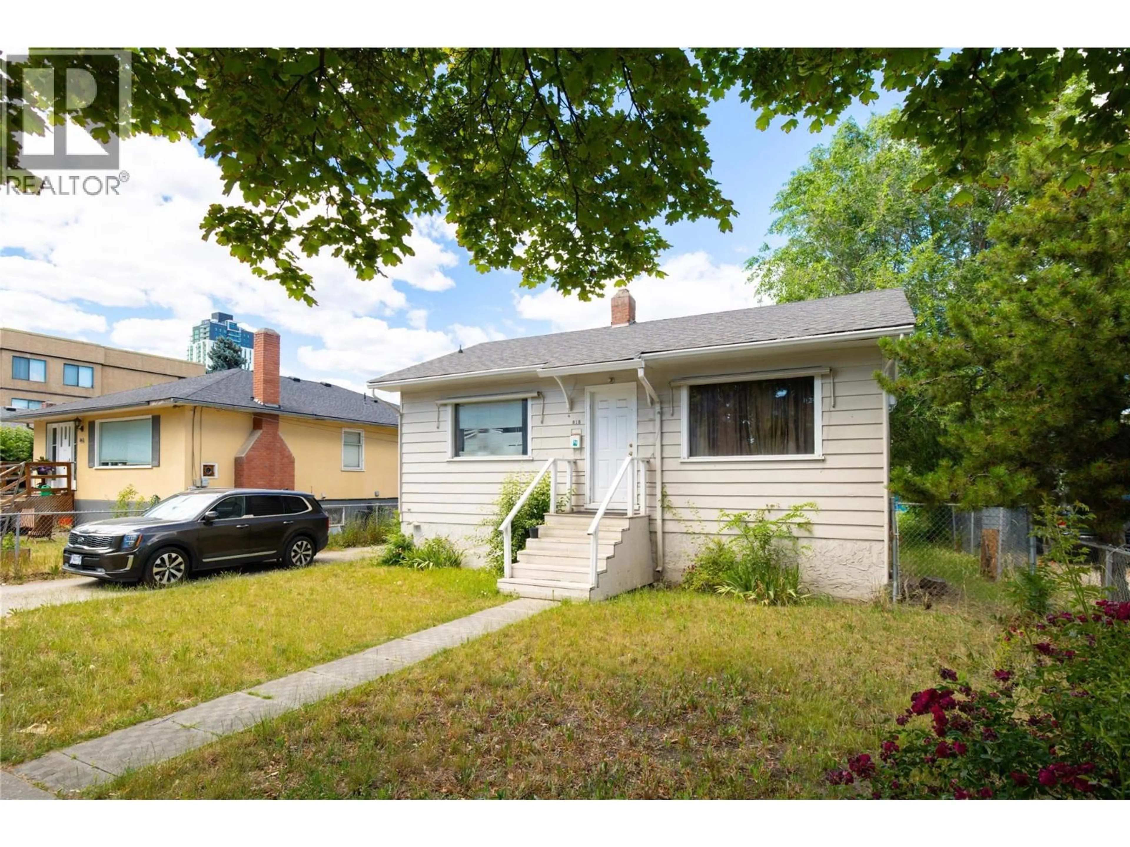 Home with vinyl exterior material, street for 810 LEON AVENUE, Kelowna British Columbia V1Y6J8