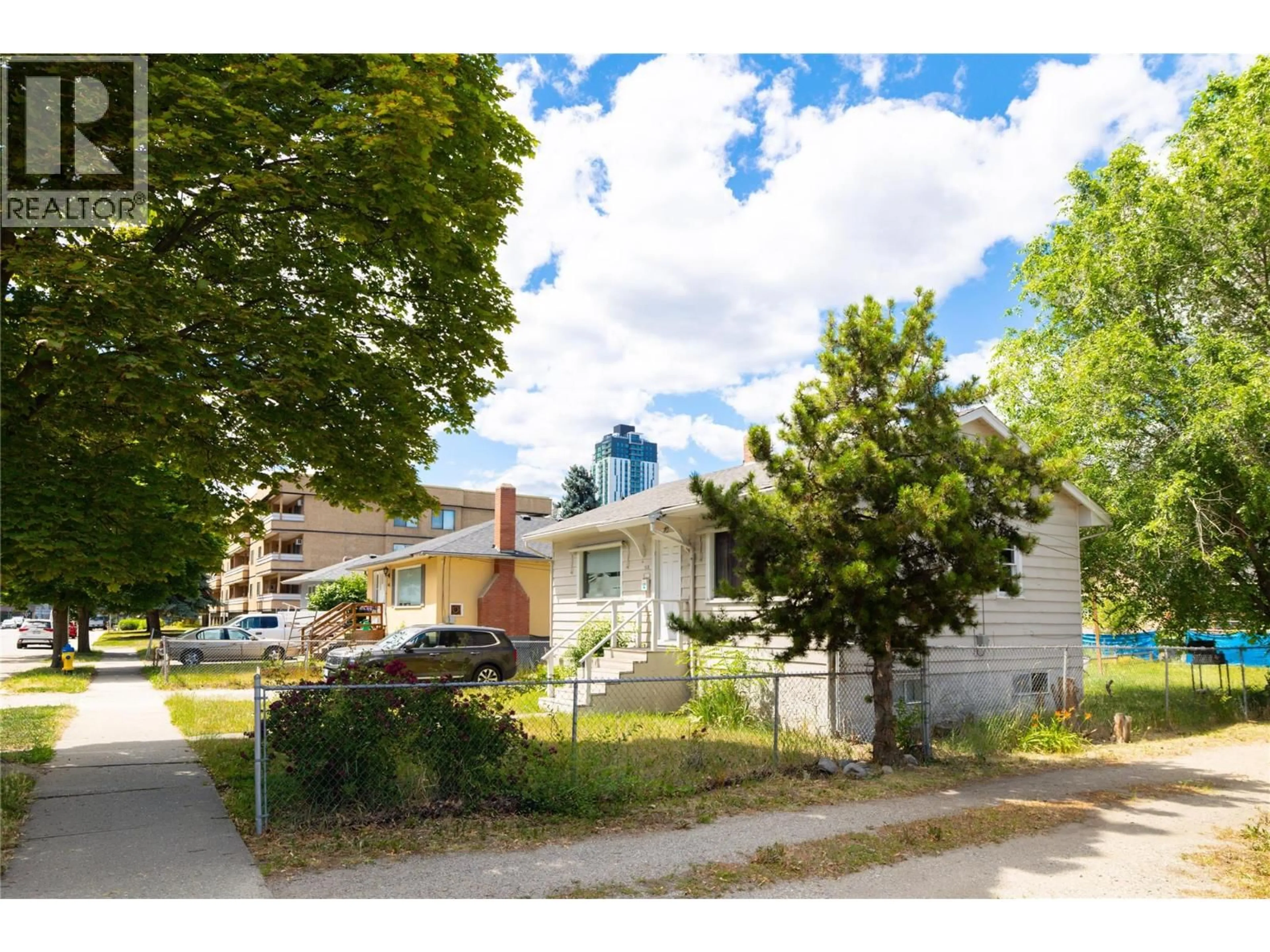 A pic from outside/outdoor area/front of a property/back of a property/a pic from drone, street for 810 LEON AVENUE, Kelowna British Columbia V1Y6J8