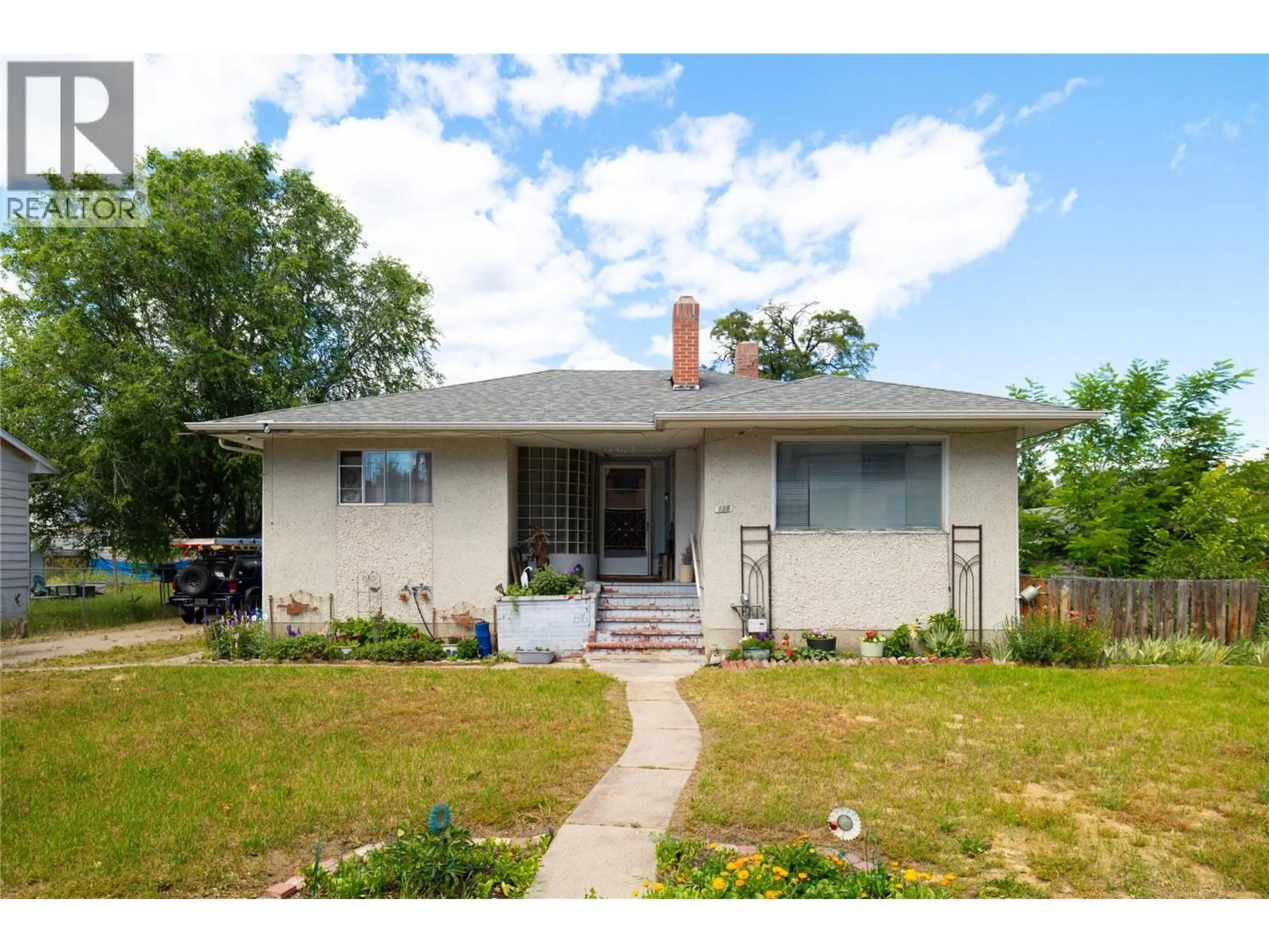 Home with vinyl exterior material, street for 816 LEON AVENUE, Kelowna British Columbia V1Y6J8
